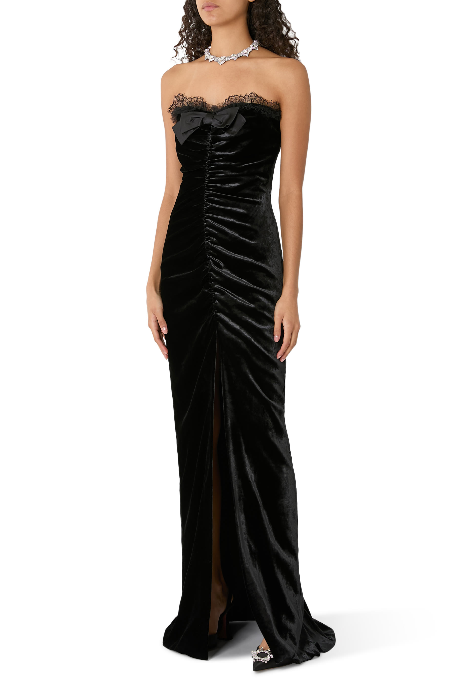 فستان مخمل بتفاصيل دانتيل عند الصدرية