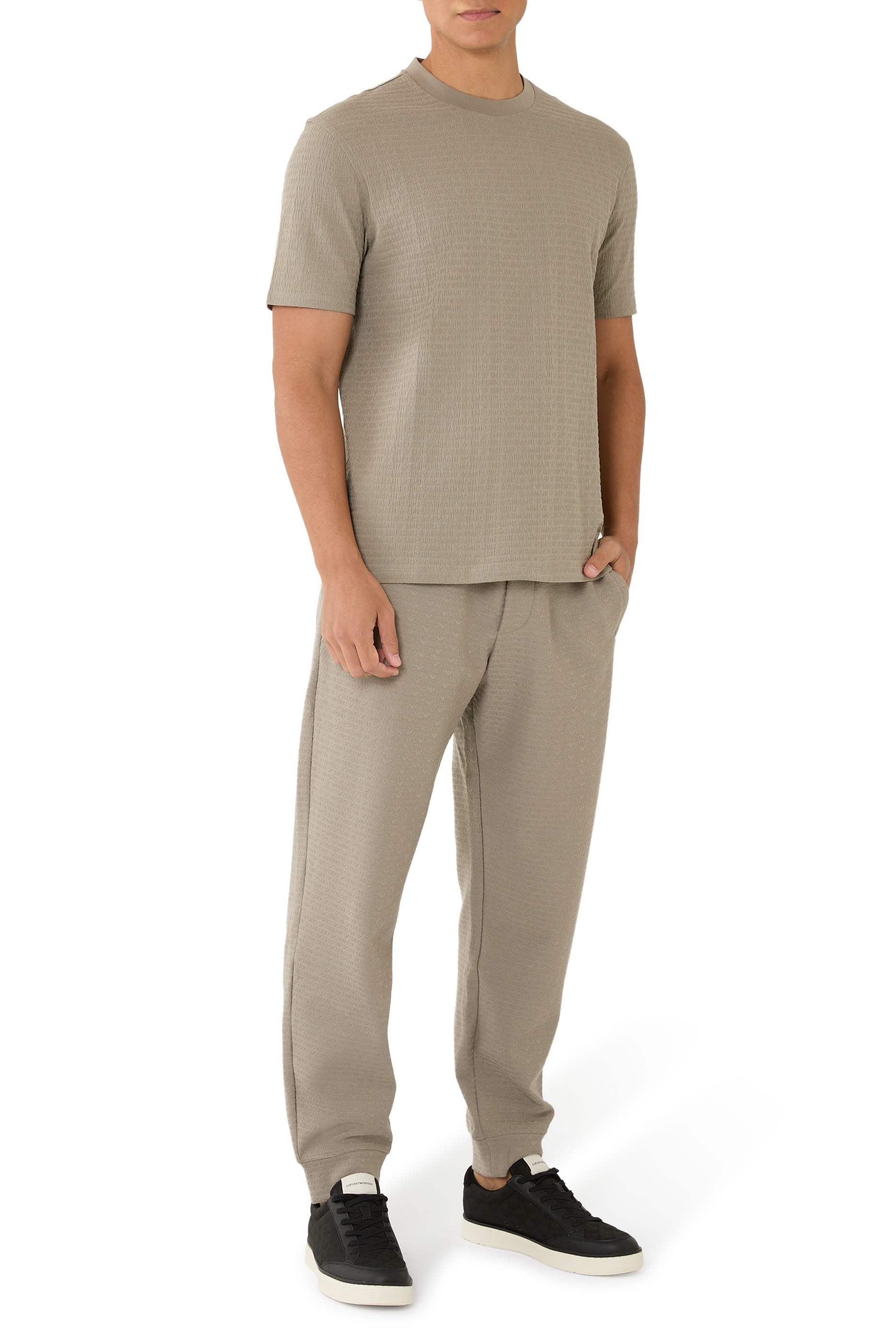 تيشيرت بنقشة شعار الماركة بحجم صغير