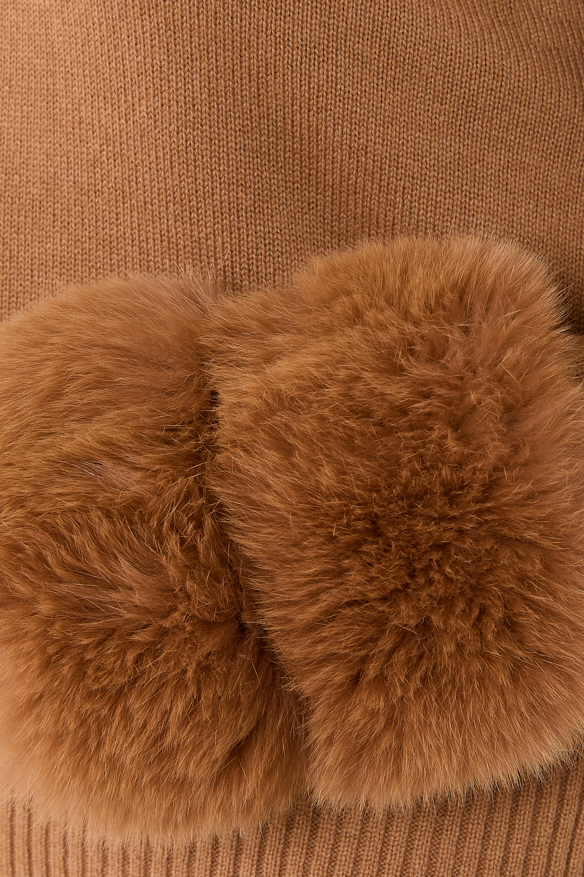 كنزة قصيرة بياقة عالية وأساور مزدوجة مزينة بفرو