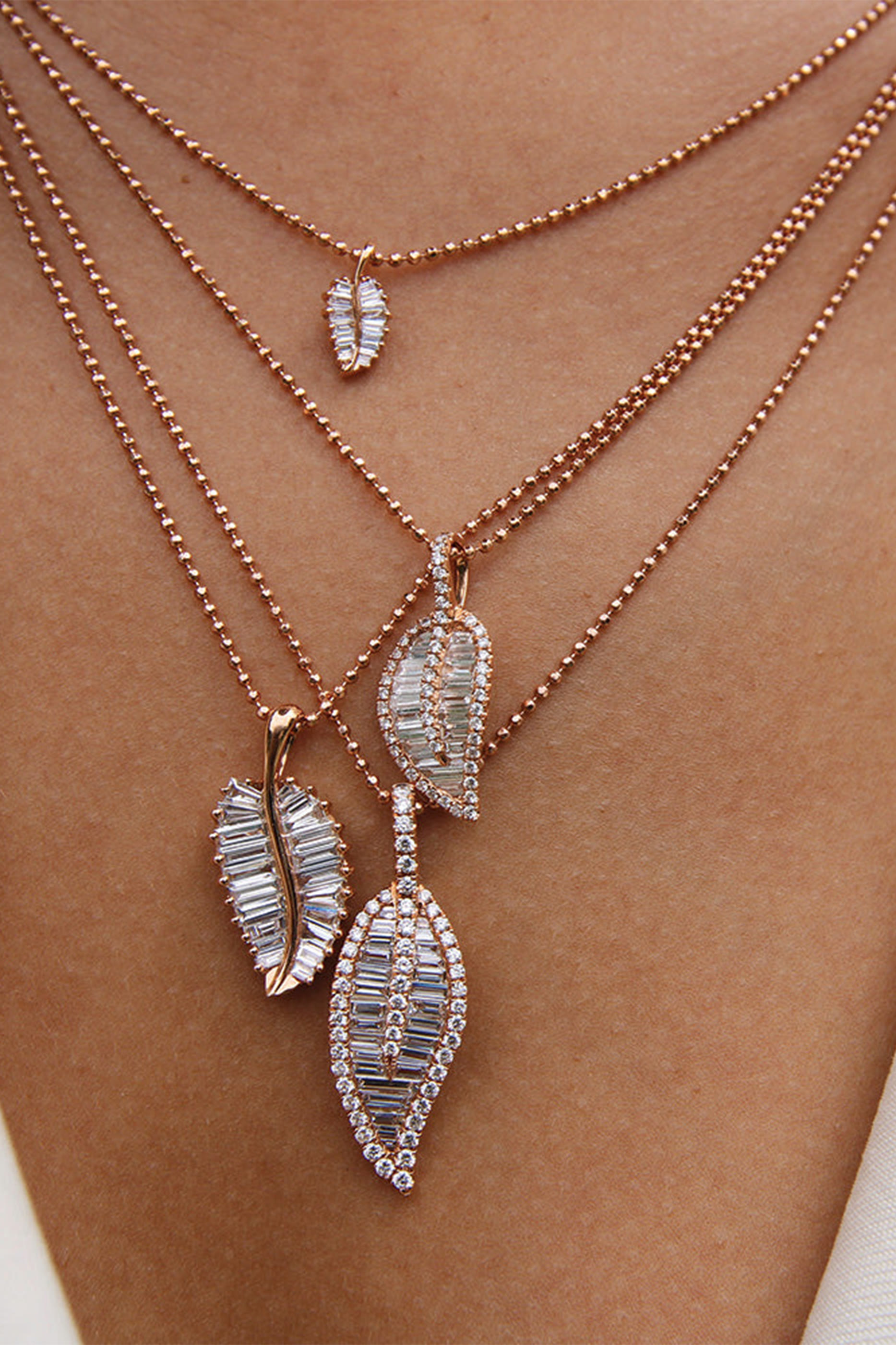 قلادة صغيرة بدلاية بتصميم ورقة نخيل مرصعة بالماس، ذهب وردي عيار 18