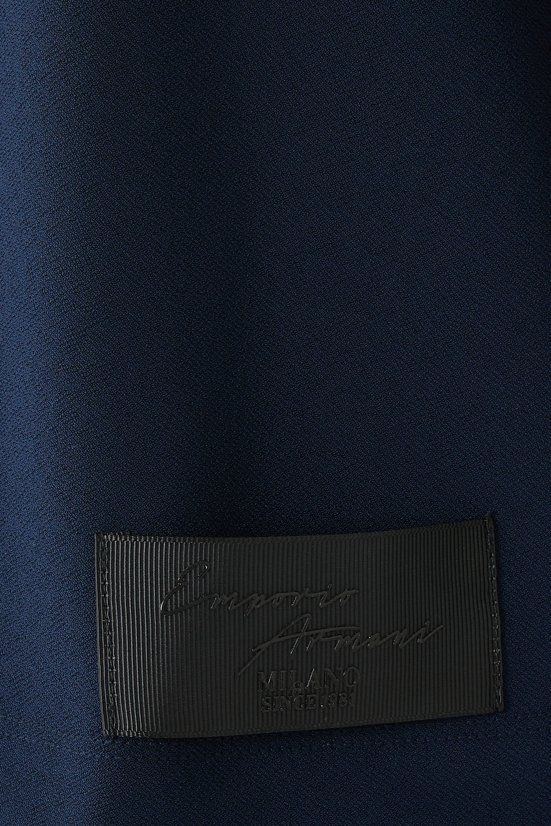 سويت شيرت بنصف سحاب وشعار الماركة