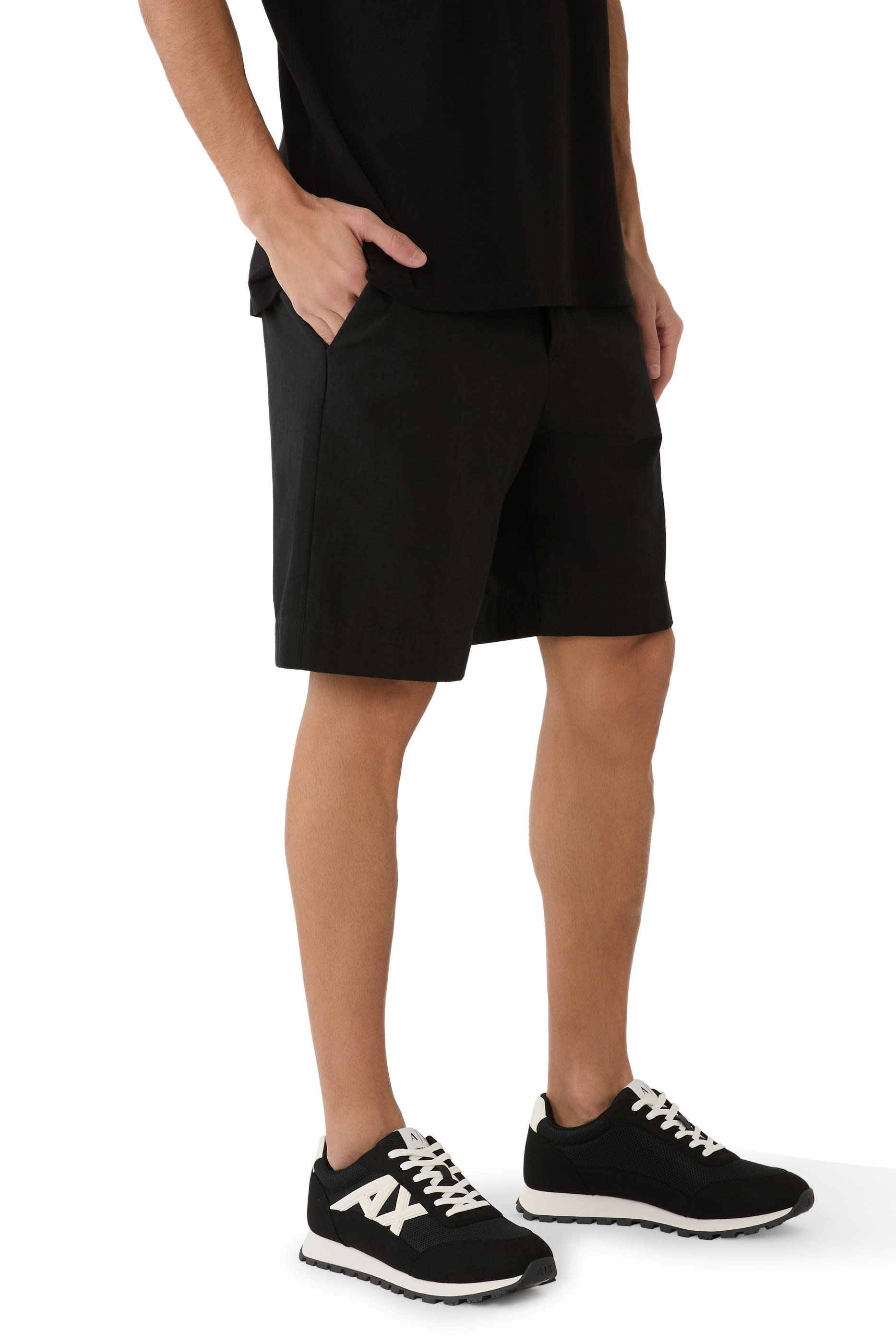 سنيكرز بكاحل منخفض ونقشة شعار الماركة على الجانب