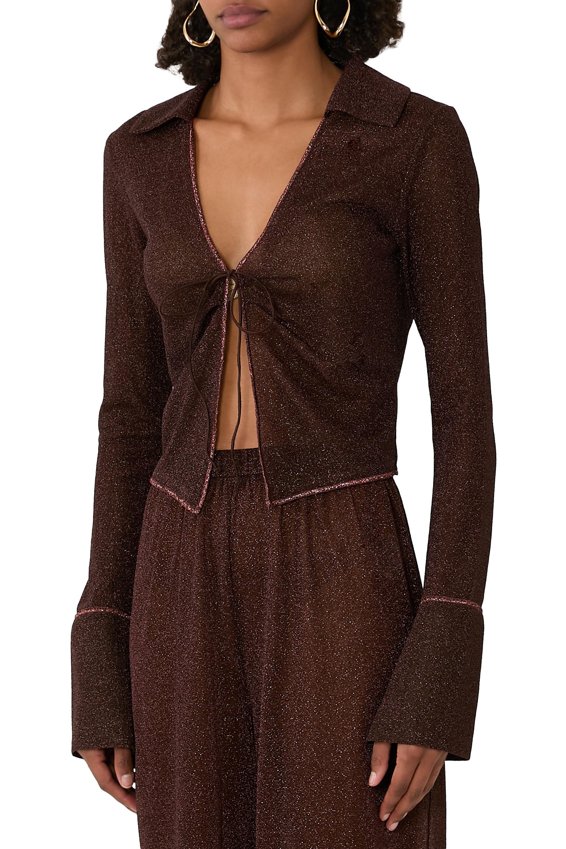 بلوزة بأكمام على شكل جرس وتفاصيل ربطة