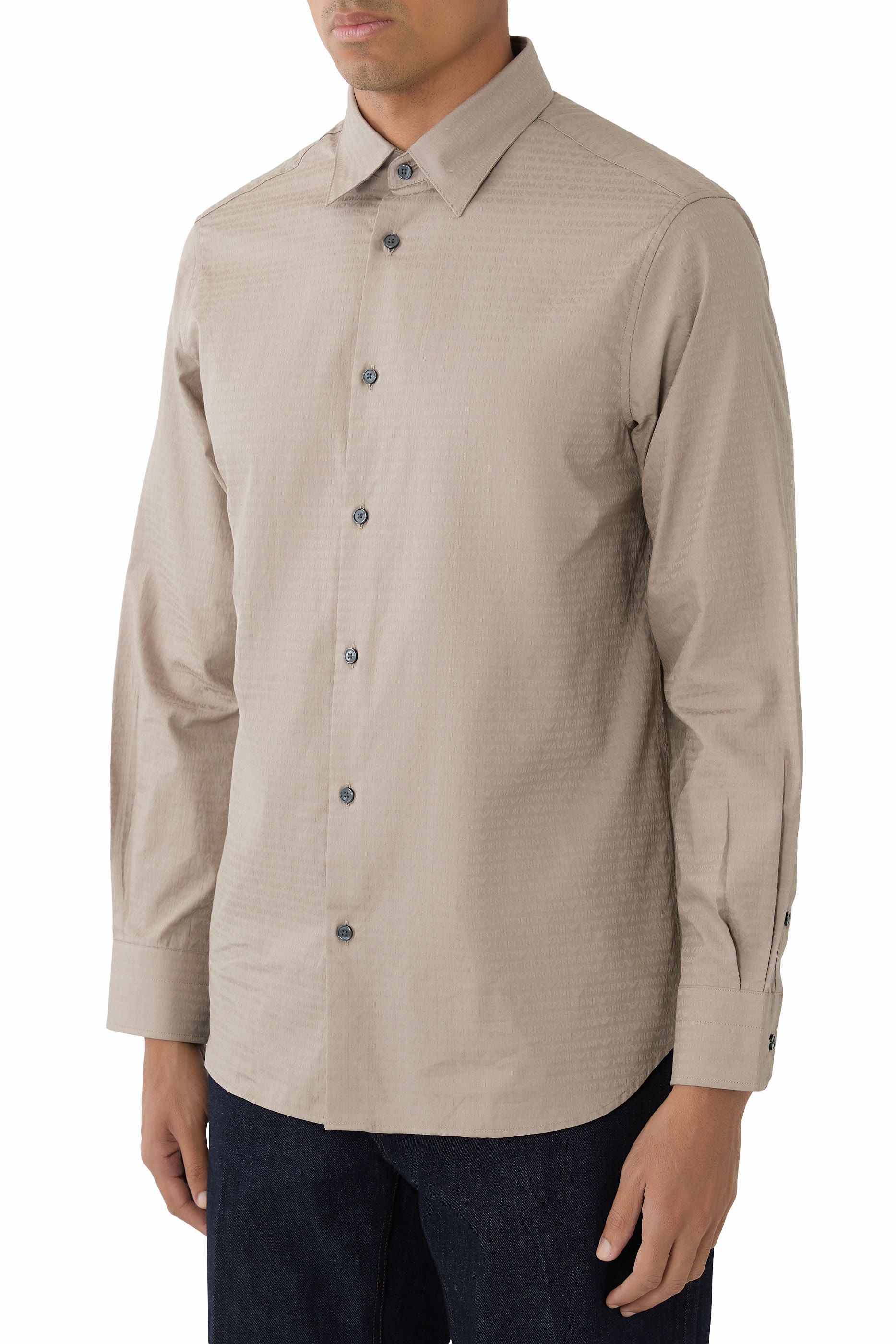 قميص بأكمام طويلة وشعار الماركة بحجم صغير