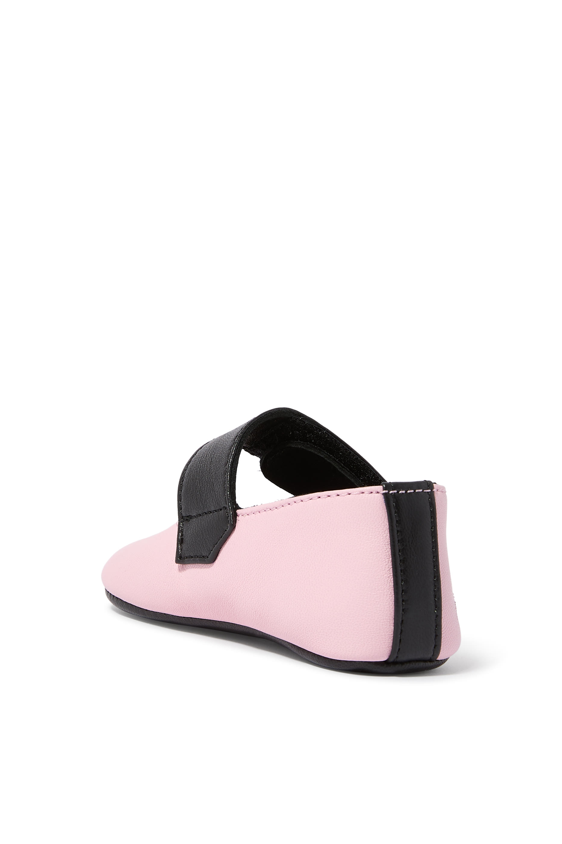 حذاء بالرينا بتطريز شعار الماركة للأطفال