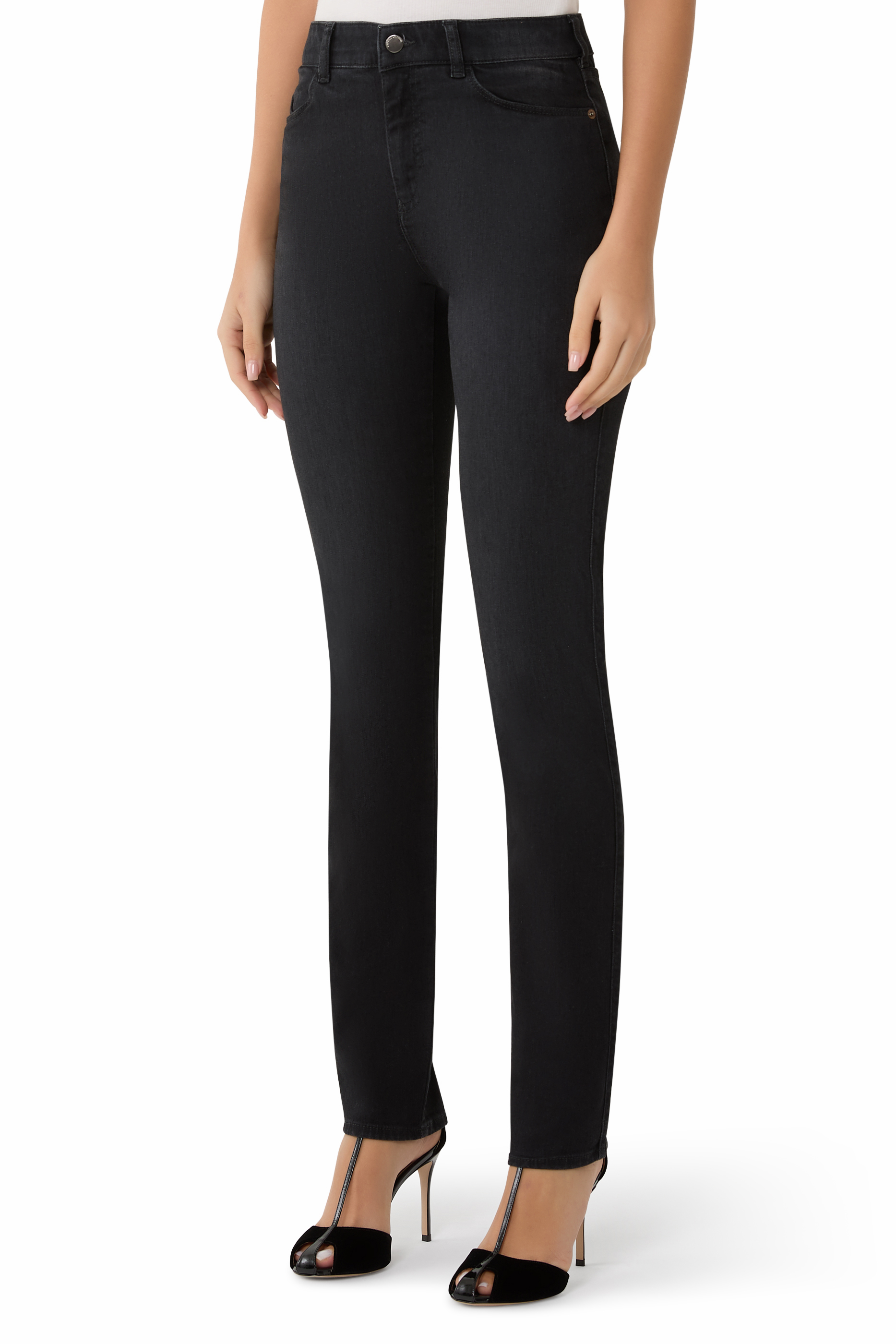 بنطال جينز بقصة ضيقة وخمس جيوب