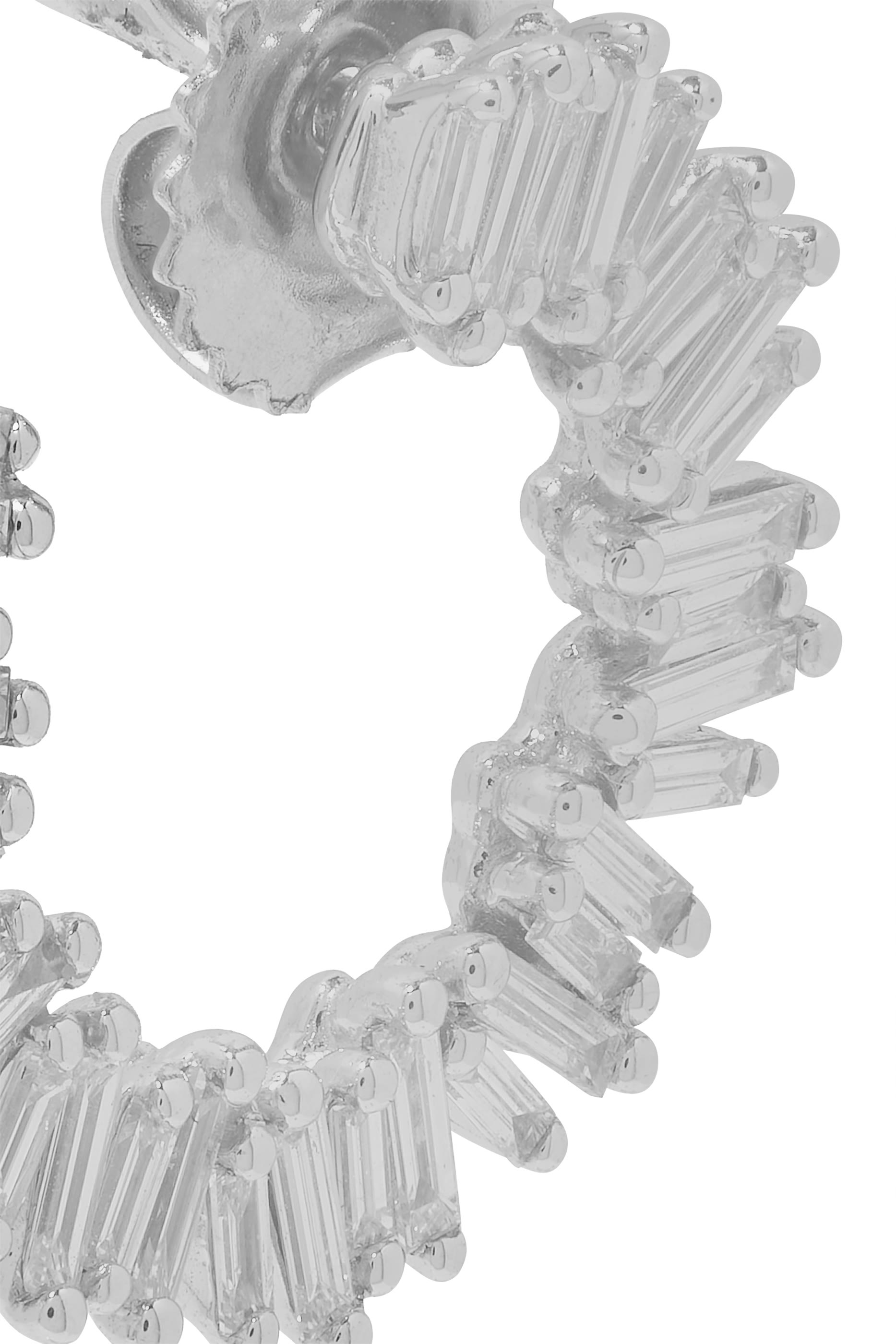 أقراط دائرية ذهب أبيض عيار 18 بتصميم حلزوني