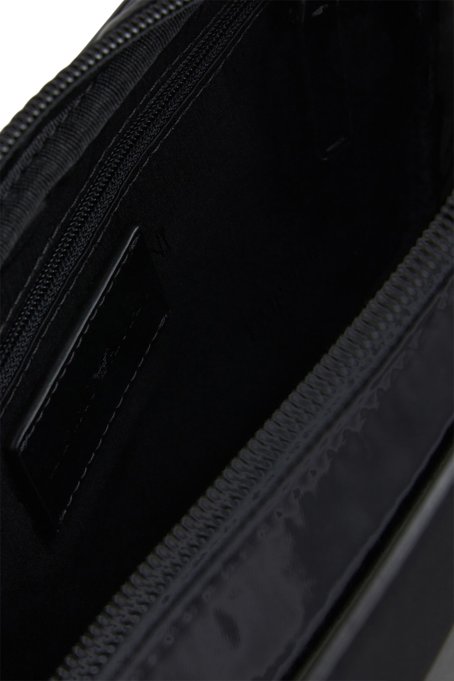 حقيبة كروس بشعار الماركة نايلون معاد تدويره