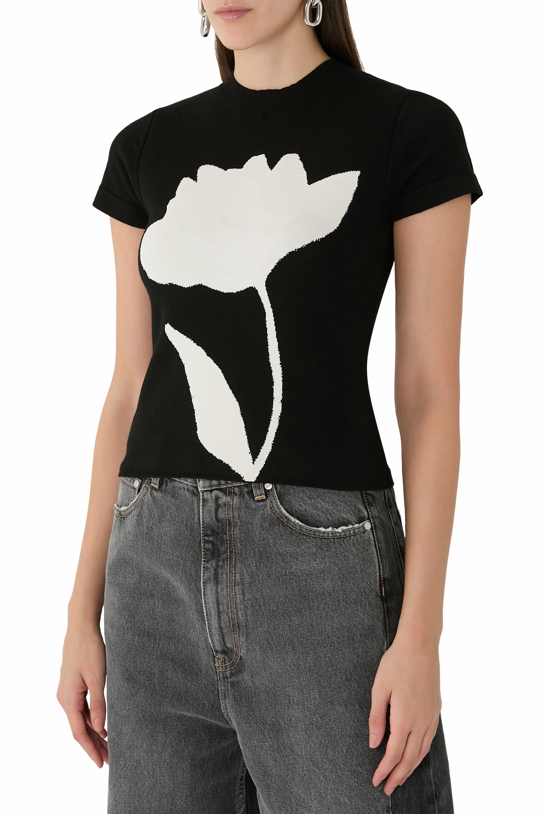 تيشيرت هانا بنقشة زهرة تتفاعل مع الأشعة فوق البنفسجية