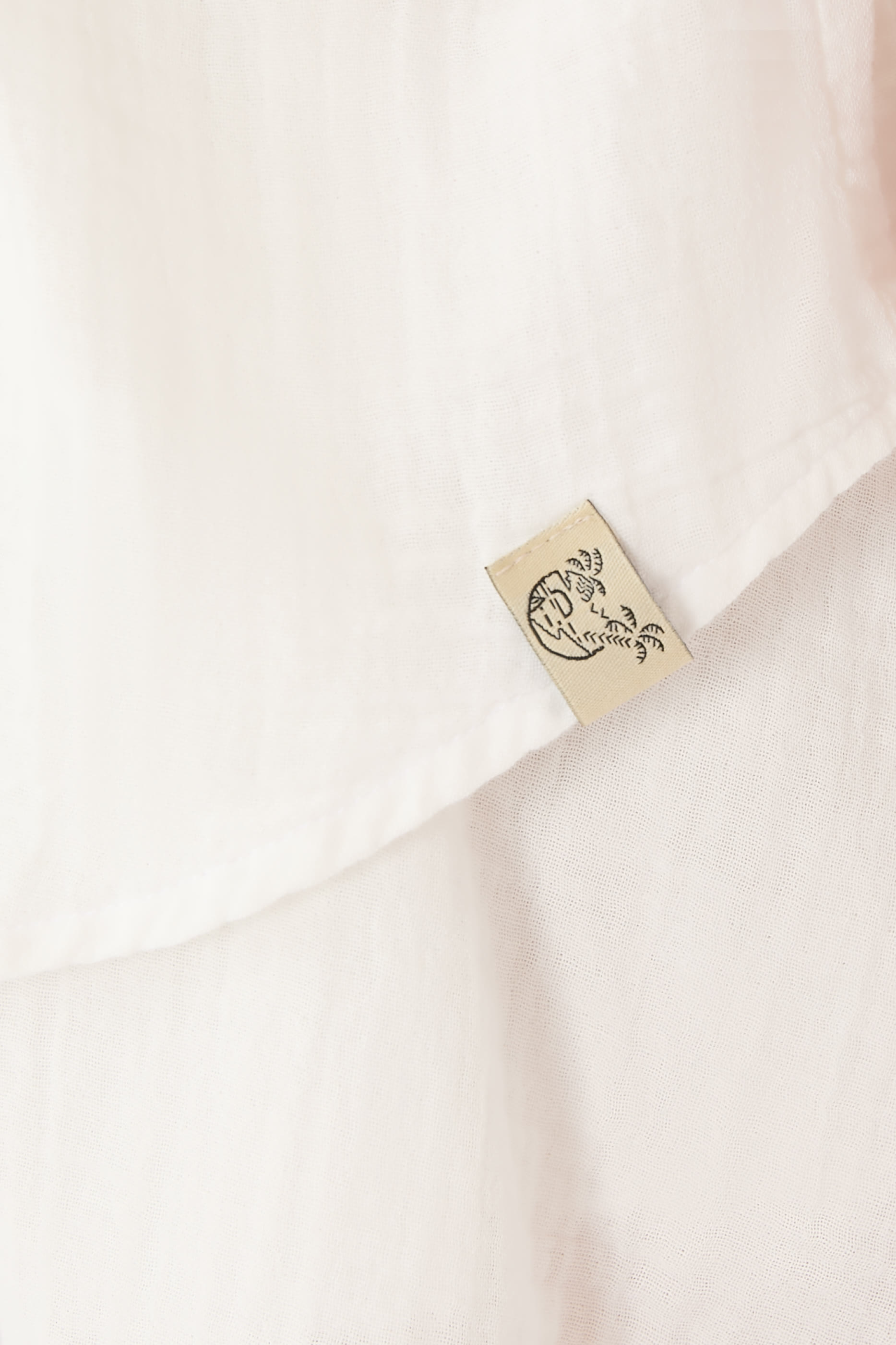 قميص بلا أكمام بعرى عند الخصر مع تنورة قصيرة