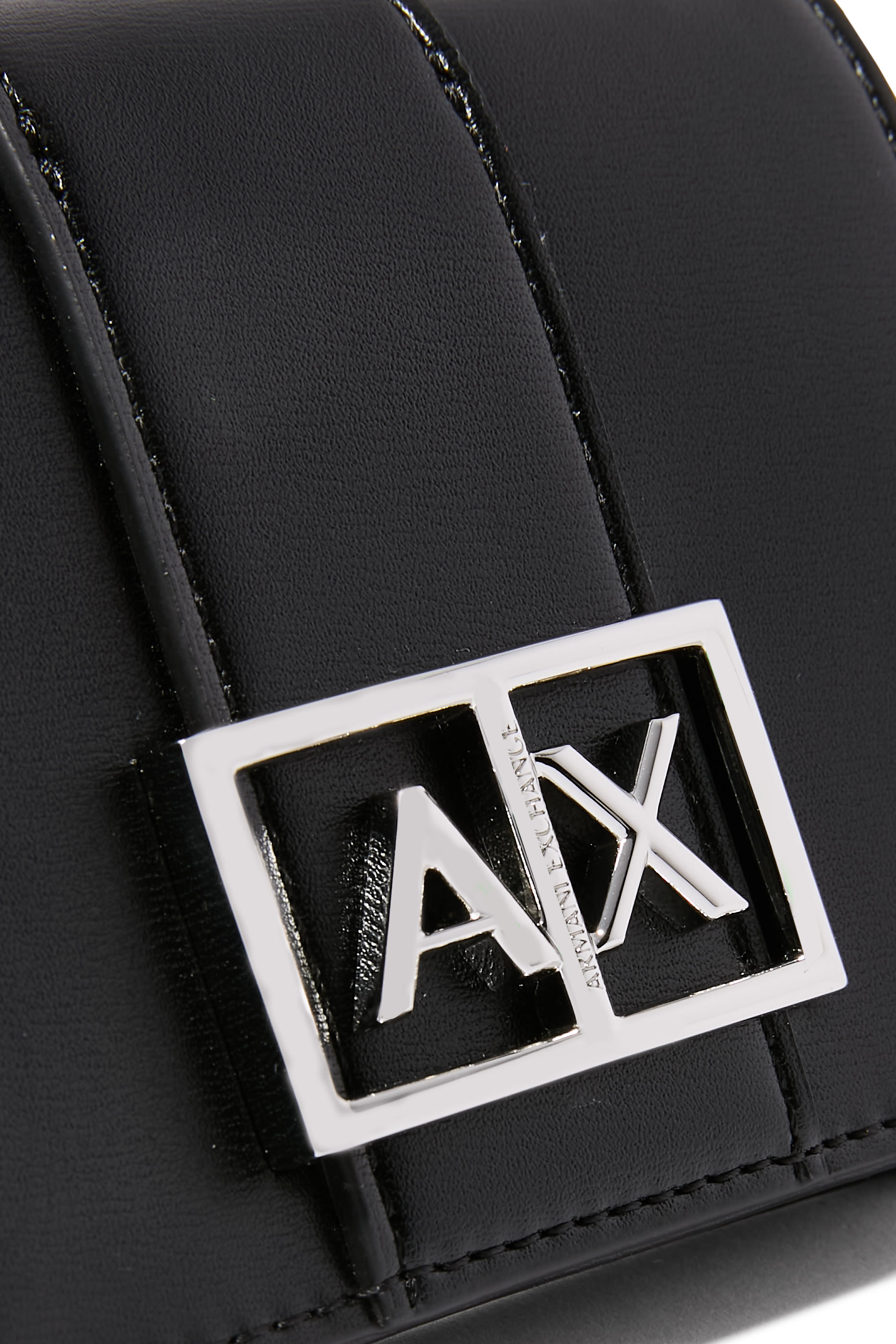 محفظة صغيرة بشعار الماركة