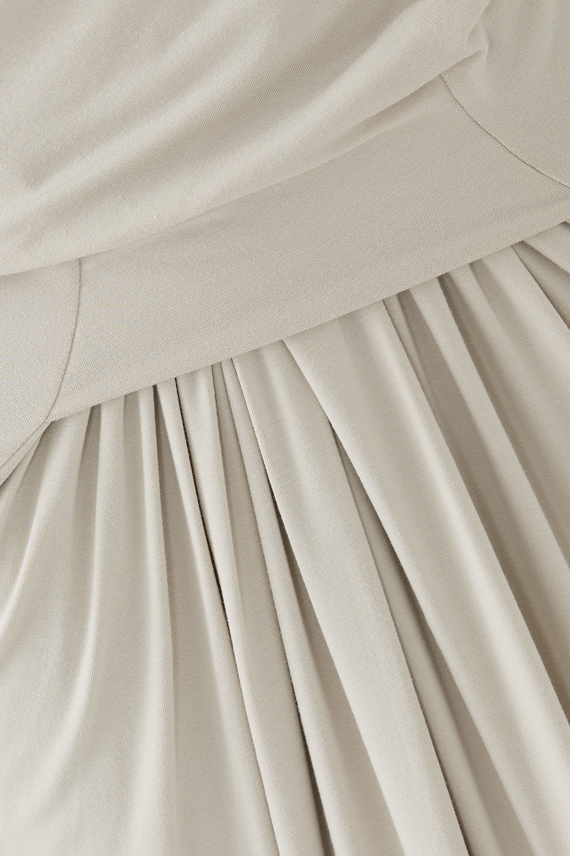 فستان طويل بتفاصيل درابيه