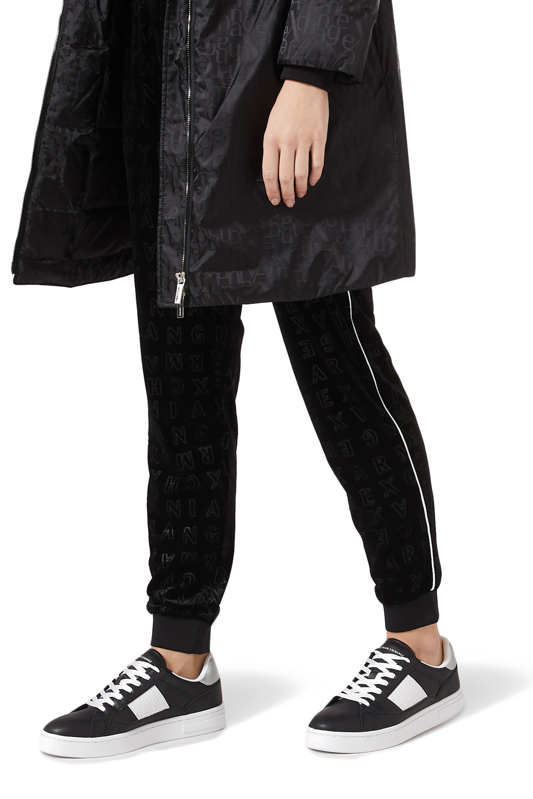 سنيكرز بشعار حرفي الماركة جلد صناعي