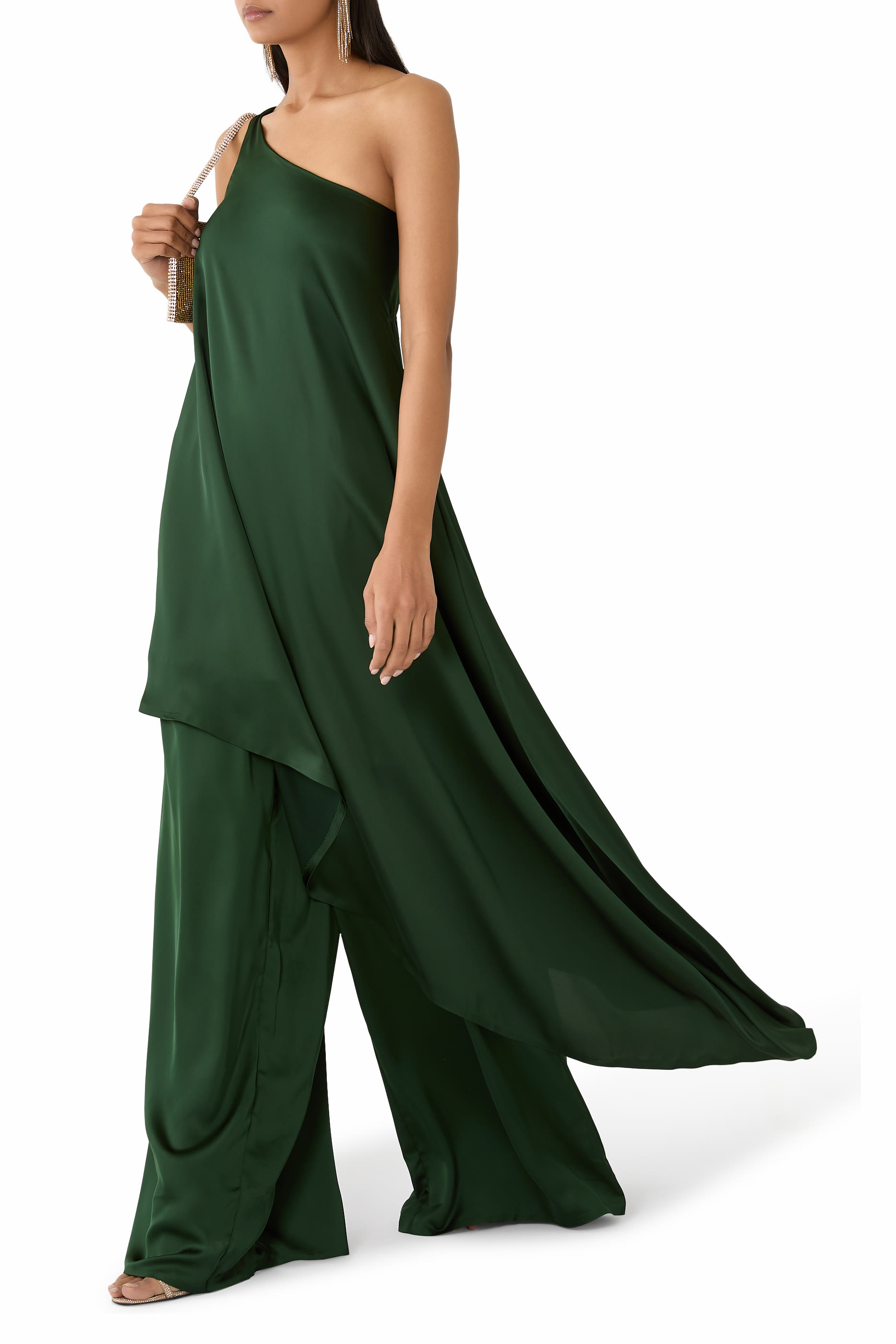 فستان بكتف مكشوف وياقة مائلة