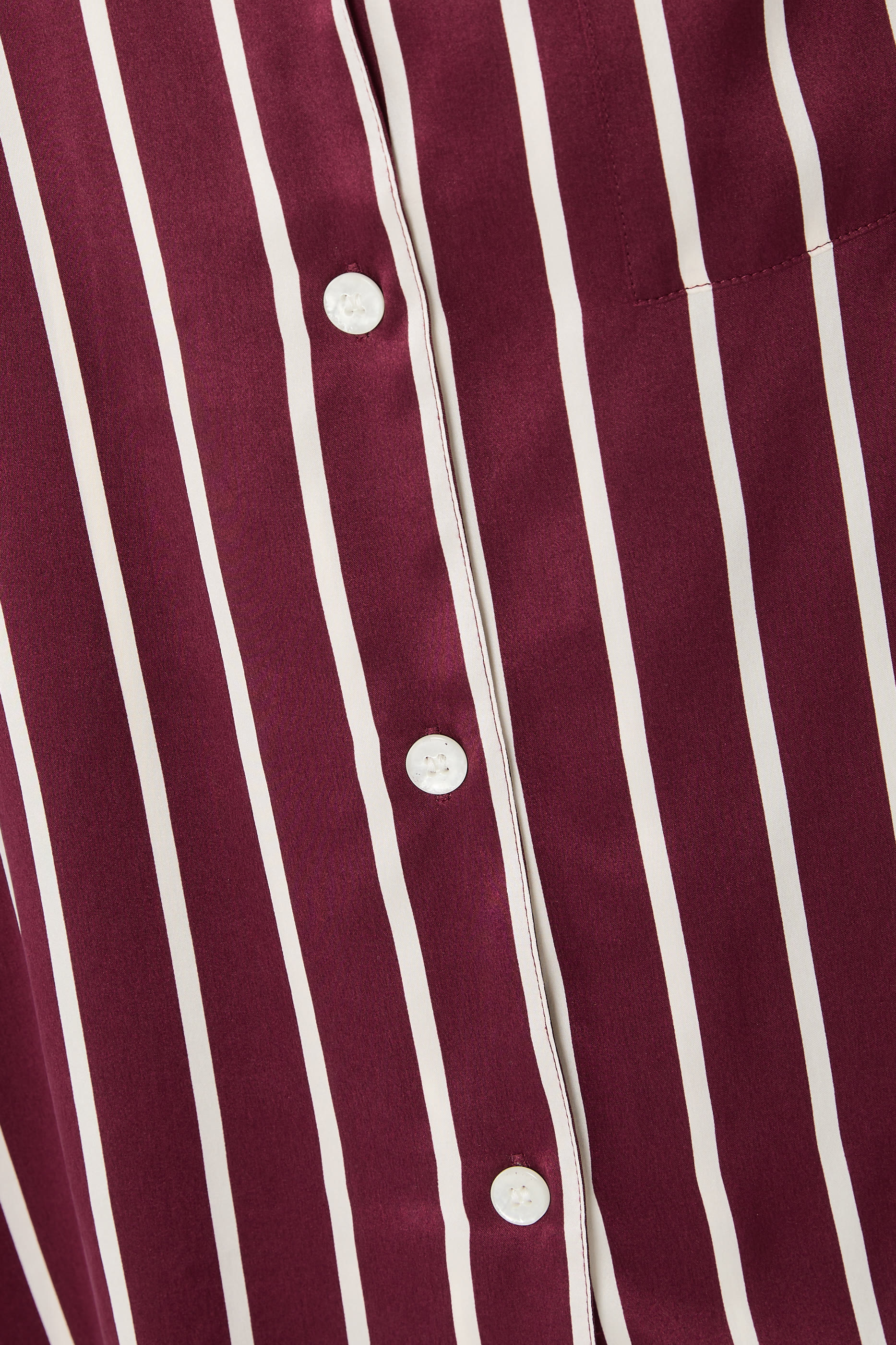 طقم بيجامة إينيز بقصة طويلة ونقشة حرير باهت