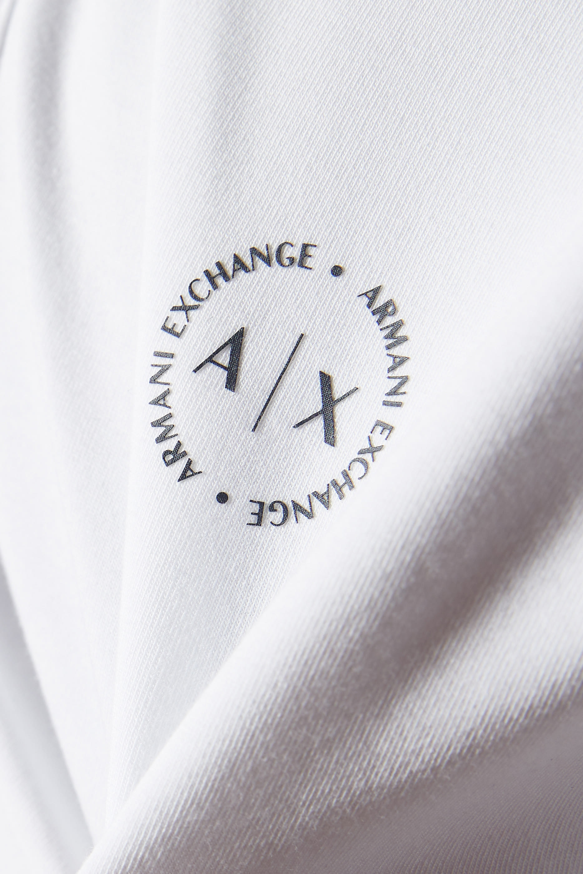 تي شيرت بولو بشعار الماركة بتصميم دائري