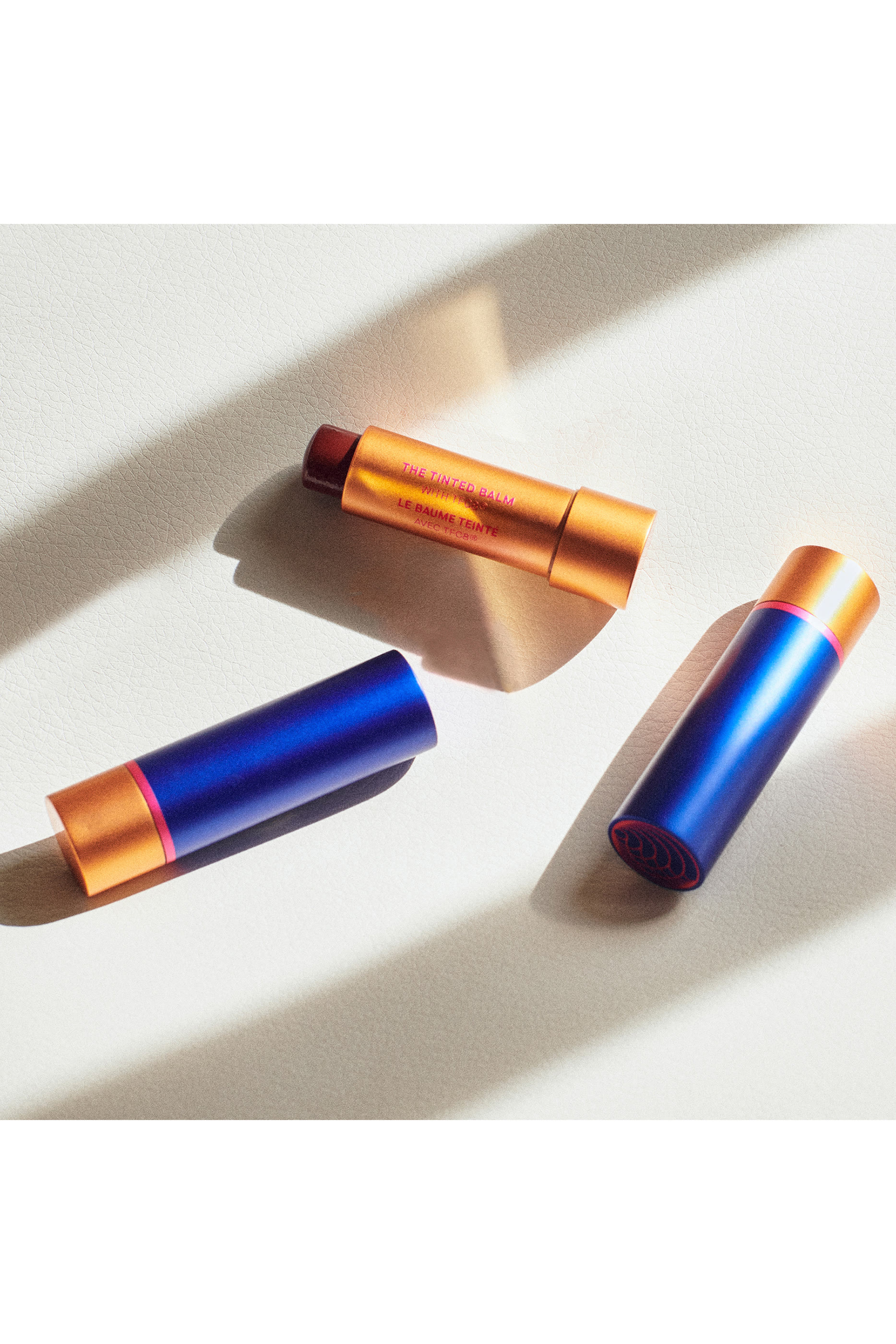 مجموعة ثلاثية مرطب وملون