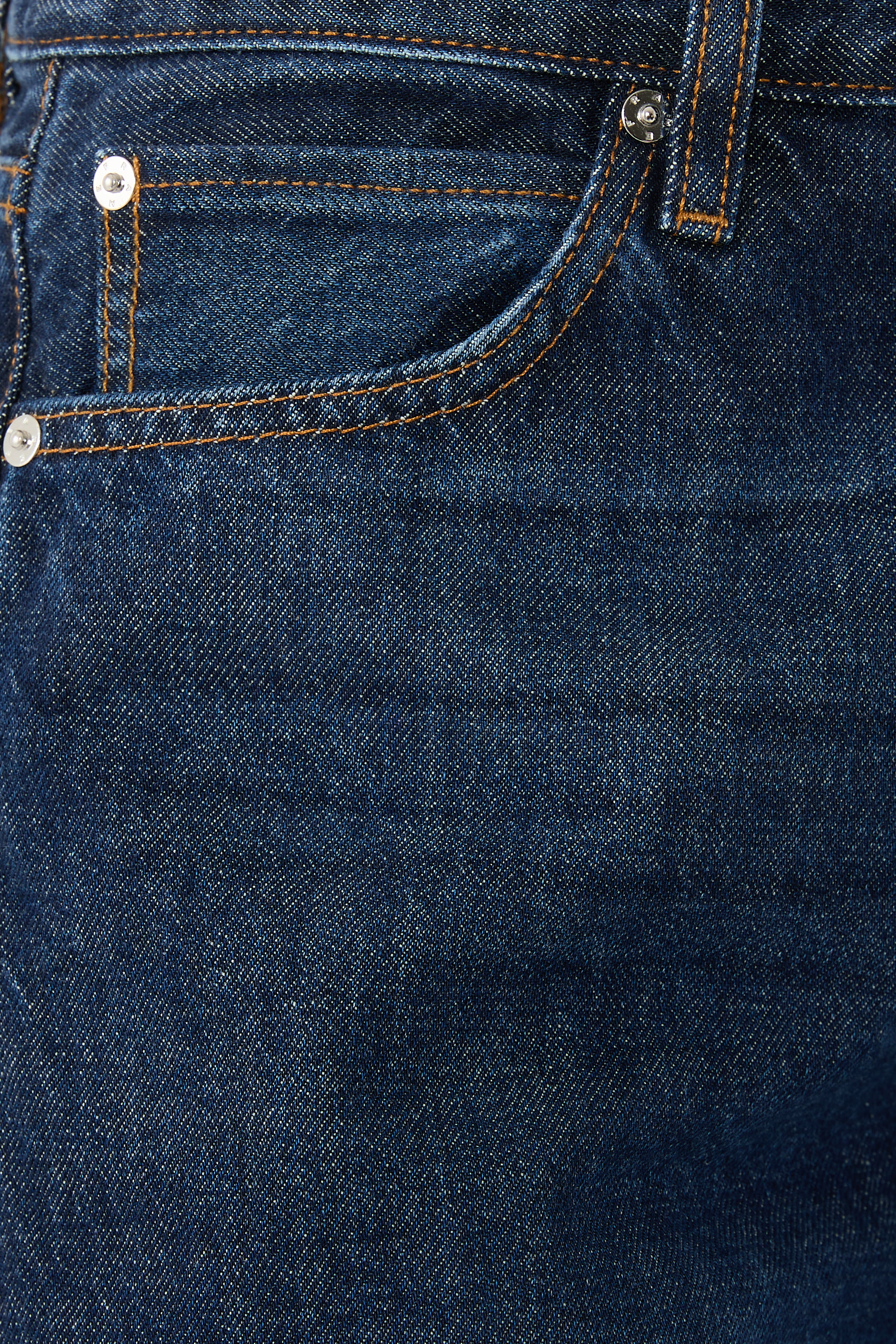 بنطال جينز بقصة فضفاضة