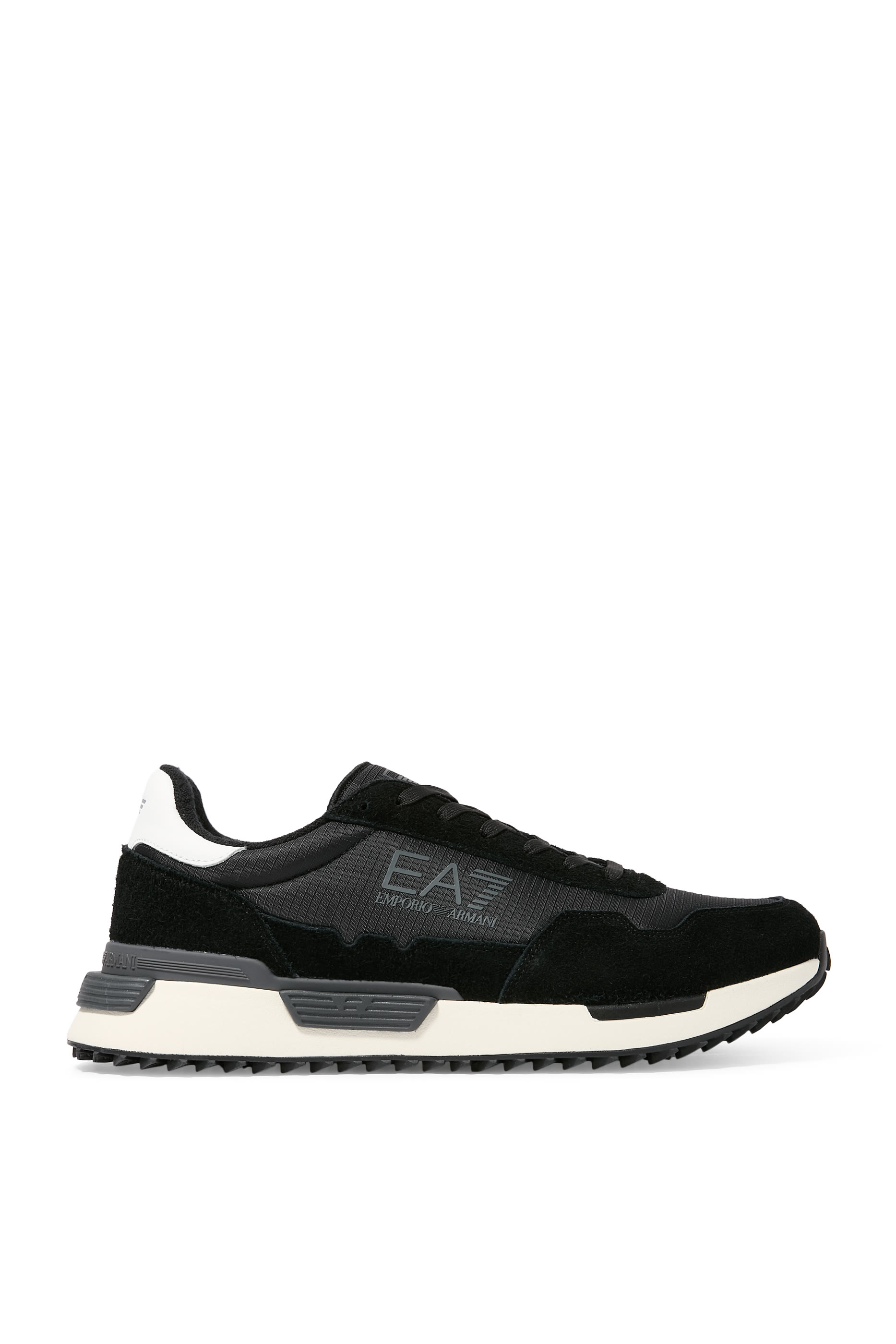 سنيكرز بشعار الماركة للجري