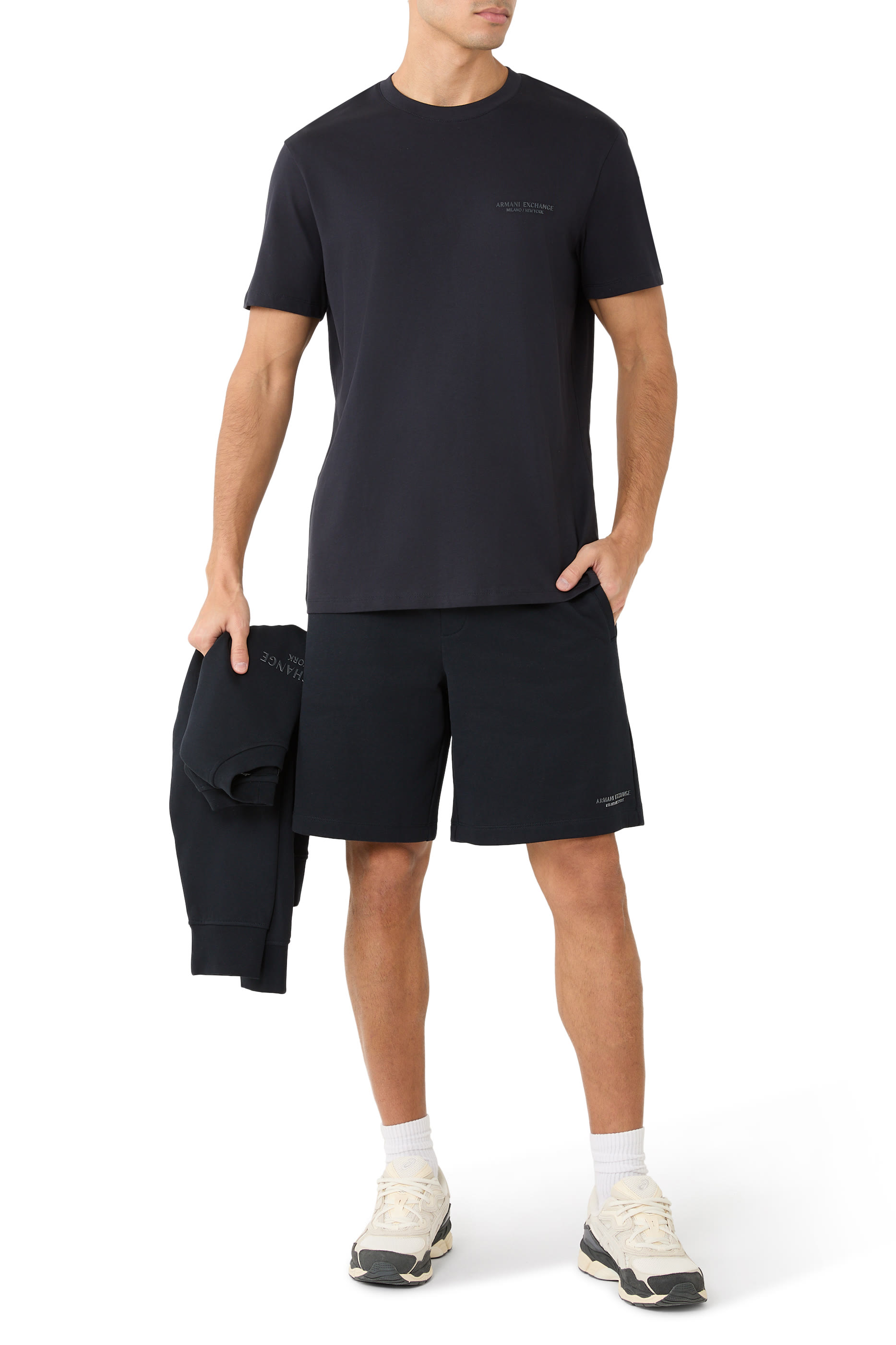 تيشيرت بقصة عادية وشعار الماركة