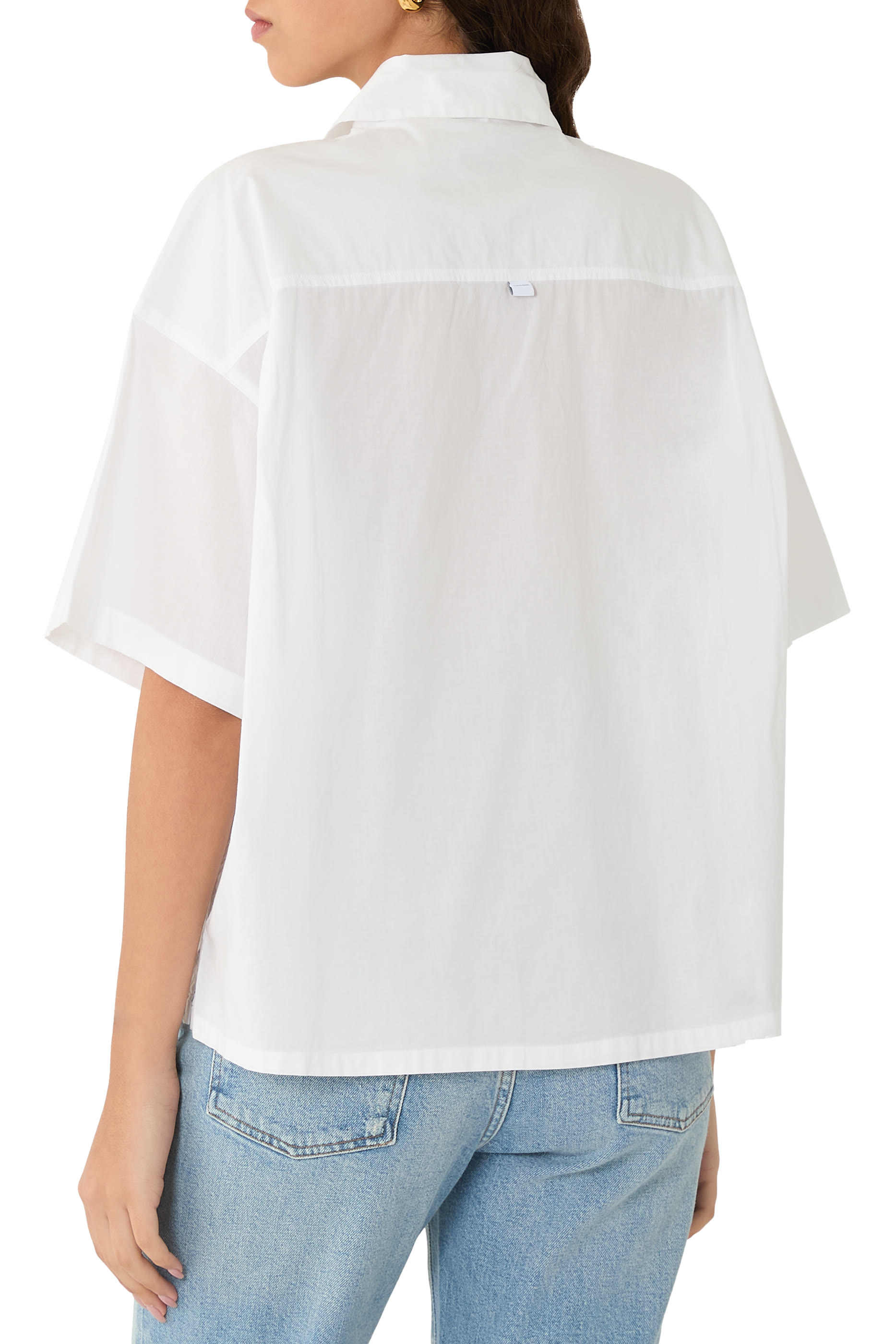 قميص بصف أزرار وأكمام قصيرة