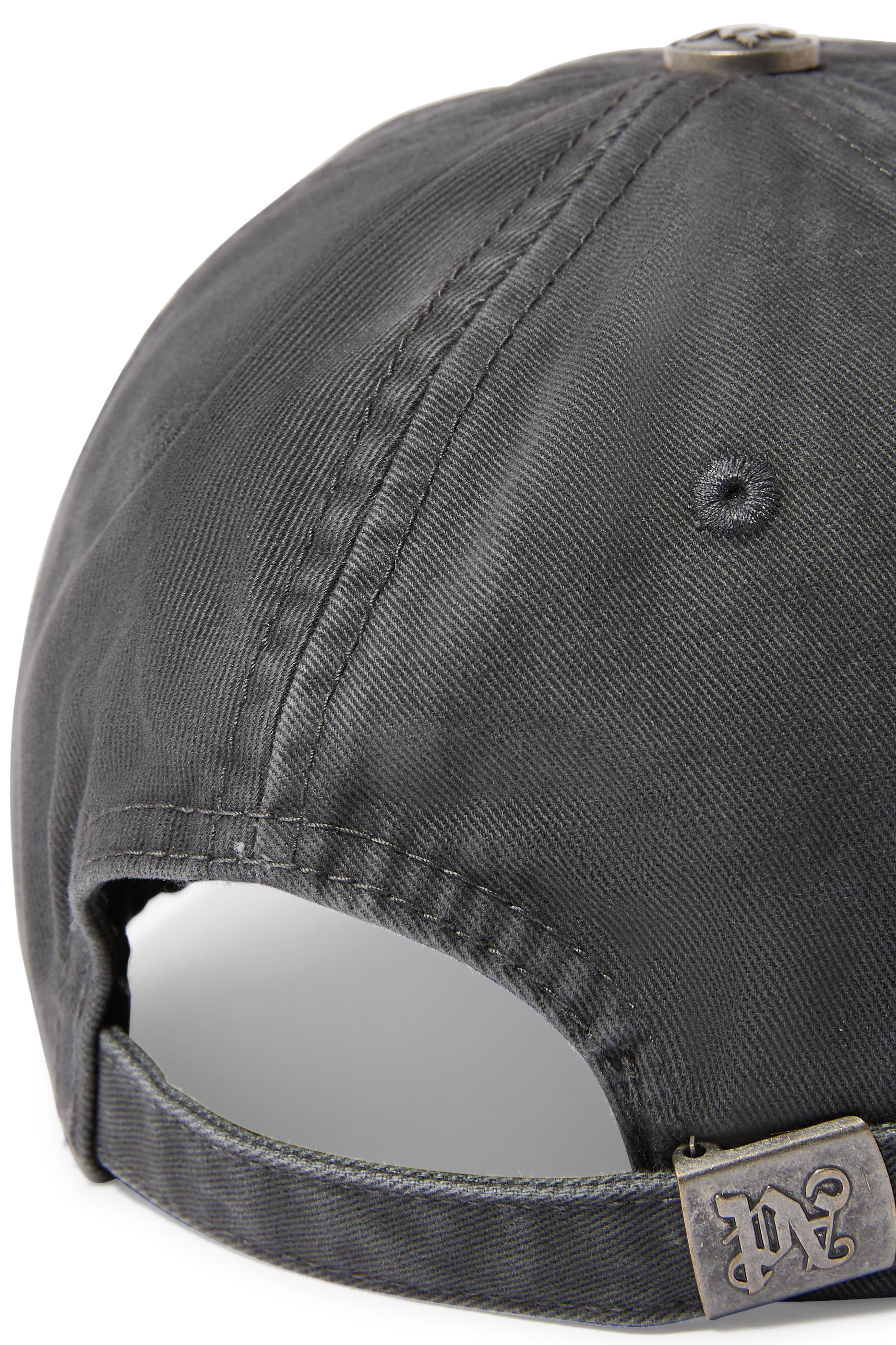 كاب بشعار الماركة بتصميم منحني