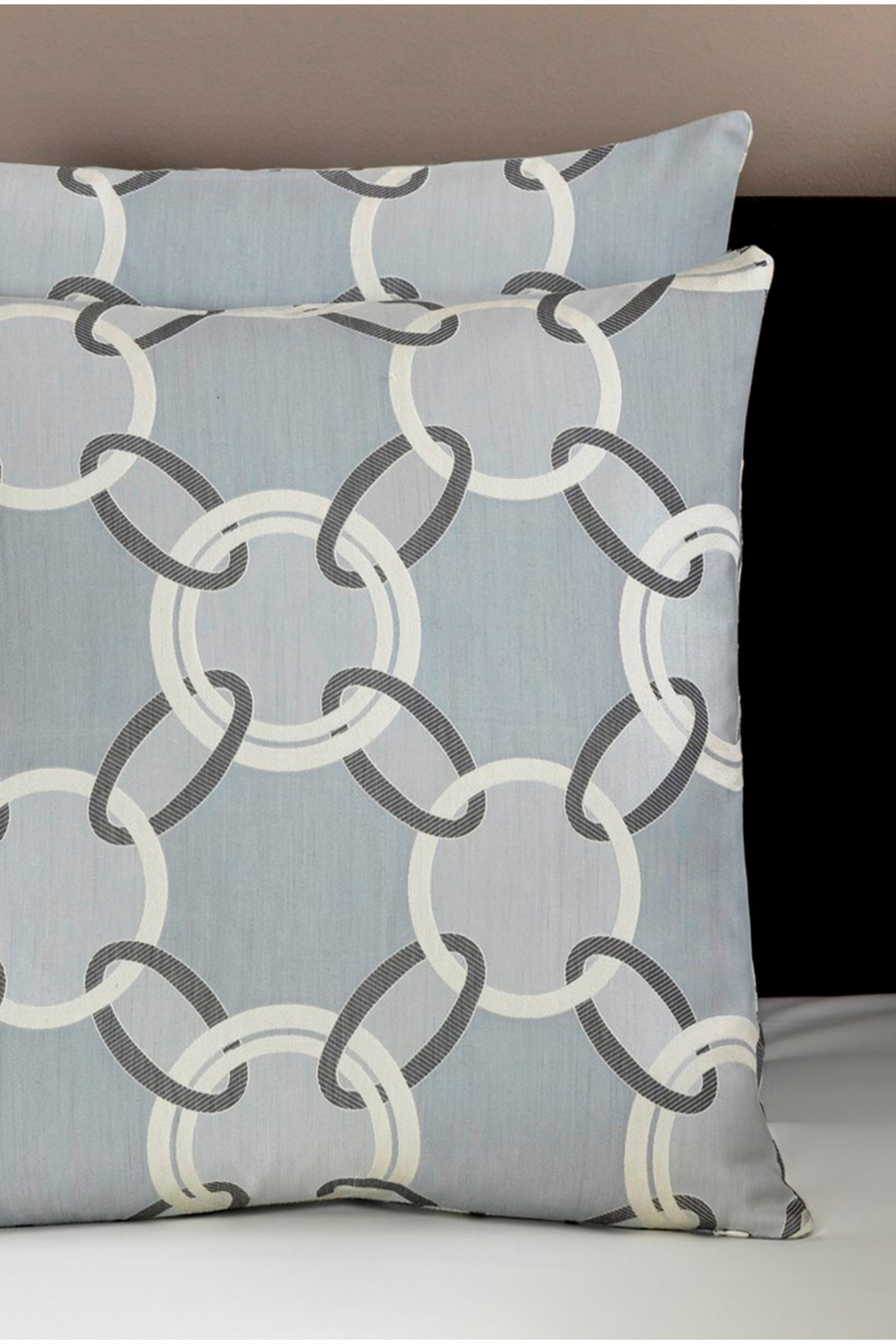 غطاء وسادة لوكس مزين بسلاسل