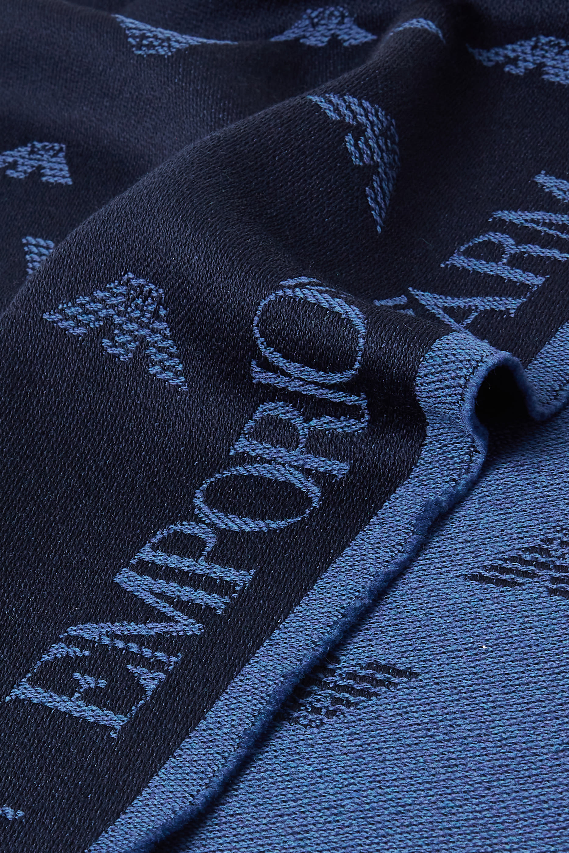 وشاح صوف بنقشة شعار الماركة بحجم كبير