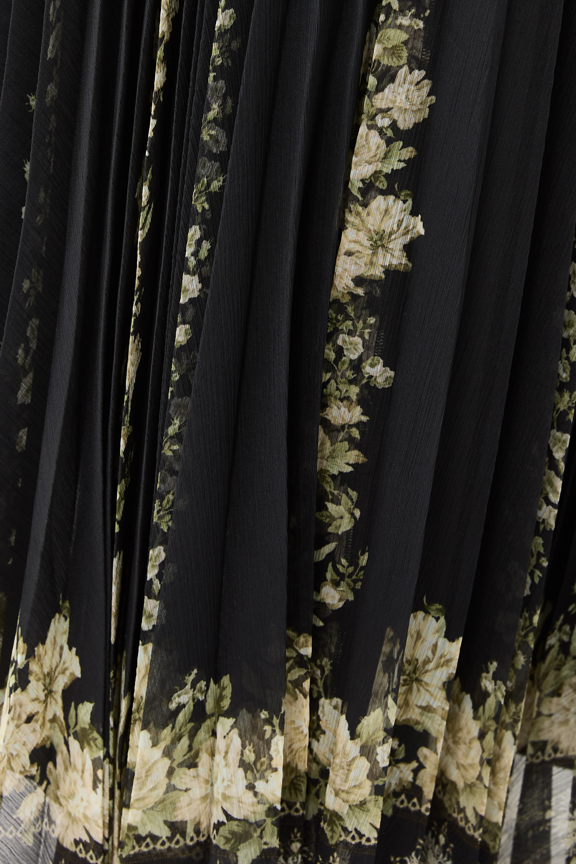 تنورة كاتز طويلة بطيات