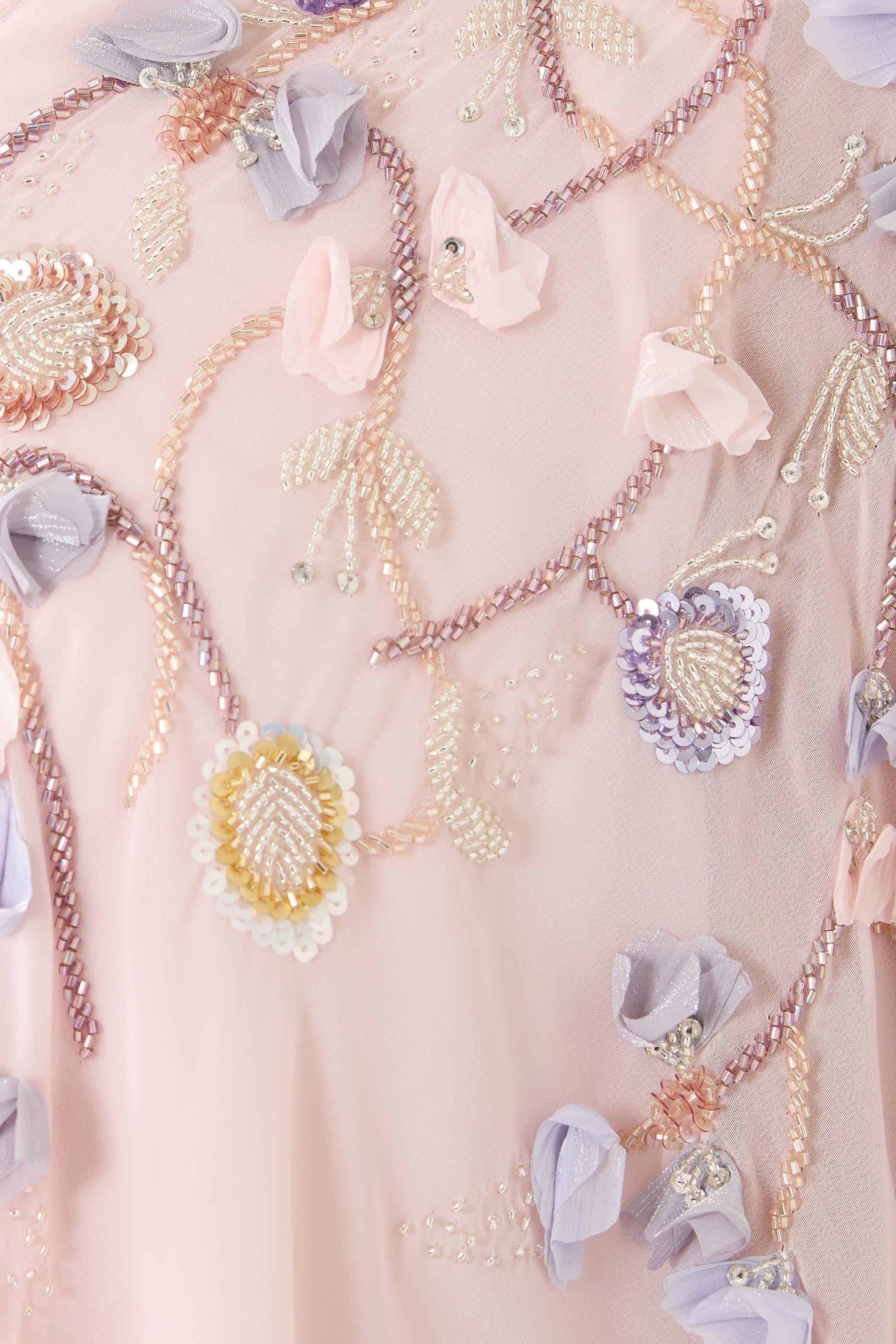 فستان طويل بياقة على شكل حرف V وبتلات زهور بارزة