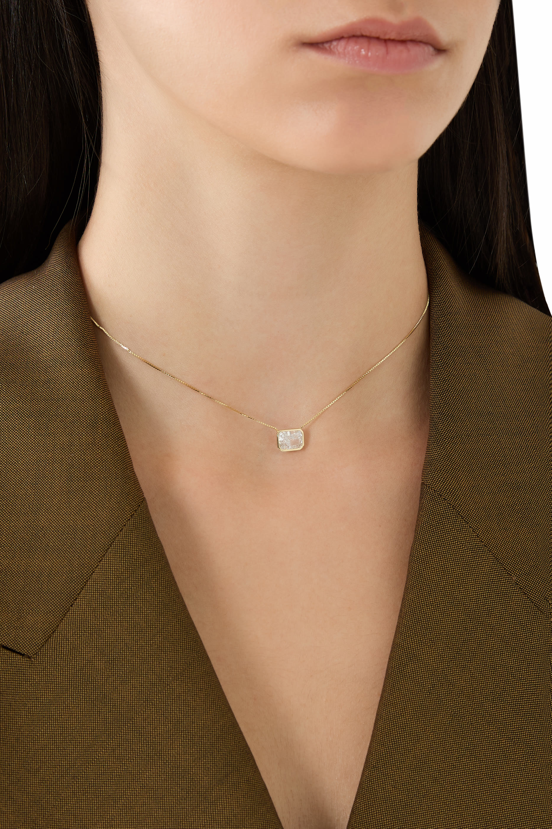 قلادة باغيت مرصعة بالزمرد