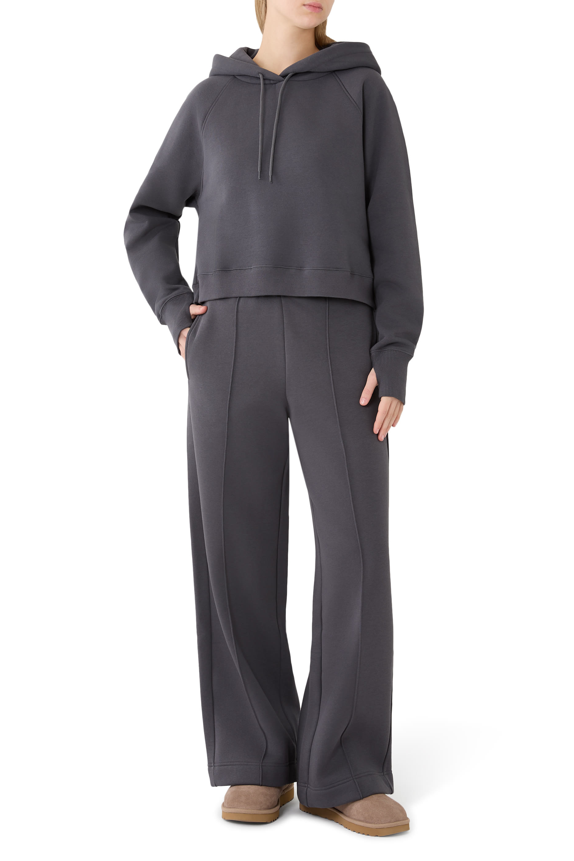 بنطال بقصة ساق واسعة بحواف ملفوفة