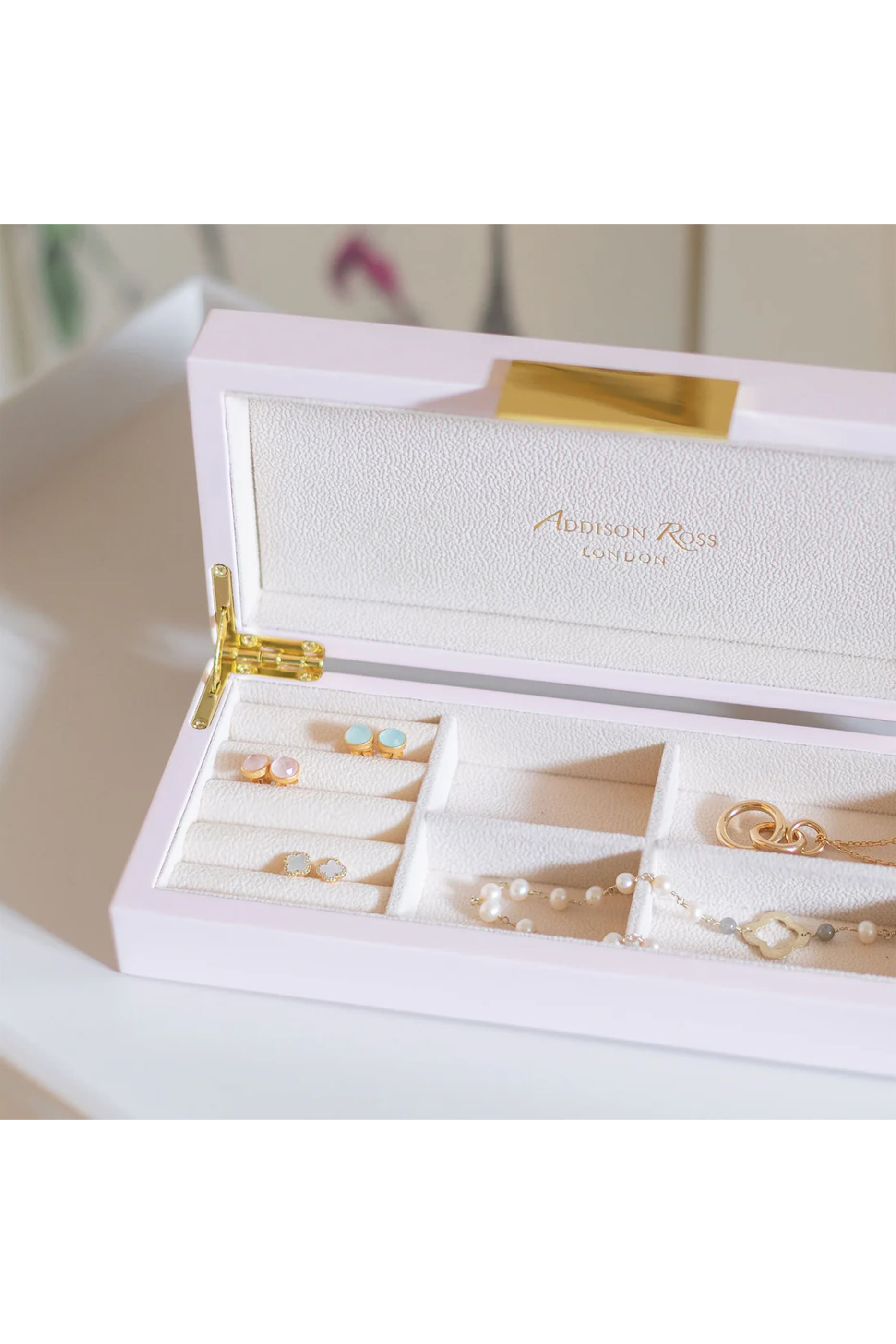 علبة مجوهرات صغيرة