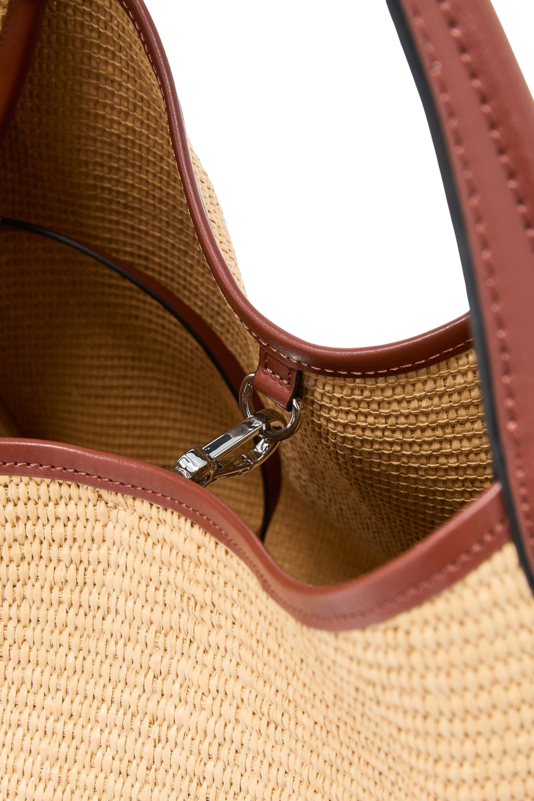 حقيبة يد كبيرة بتصميم منسوج بشعار الماركة