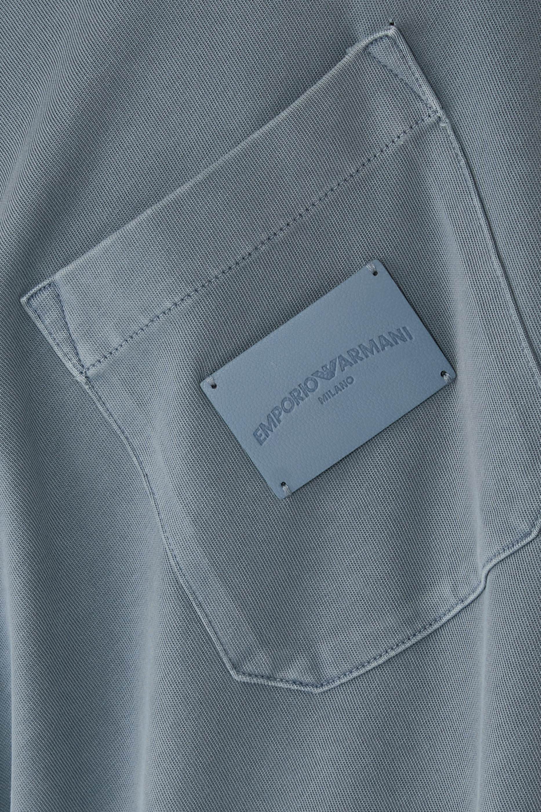 تيشيرت بأكمام قصيرة ورقعة شعار الماركة