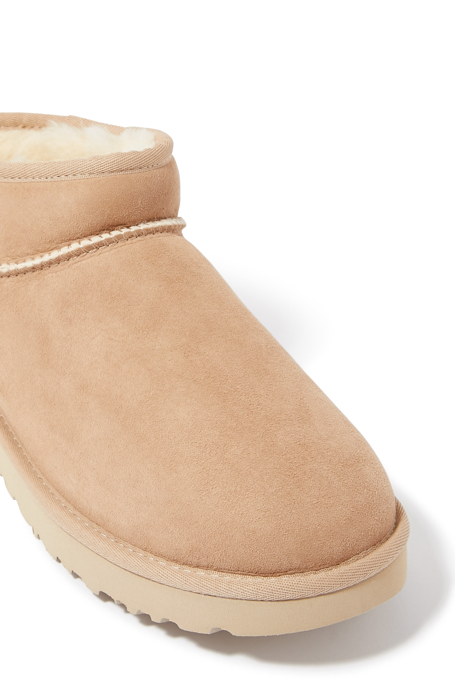 حذاء بوت كلاسيكي قصير للغاية