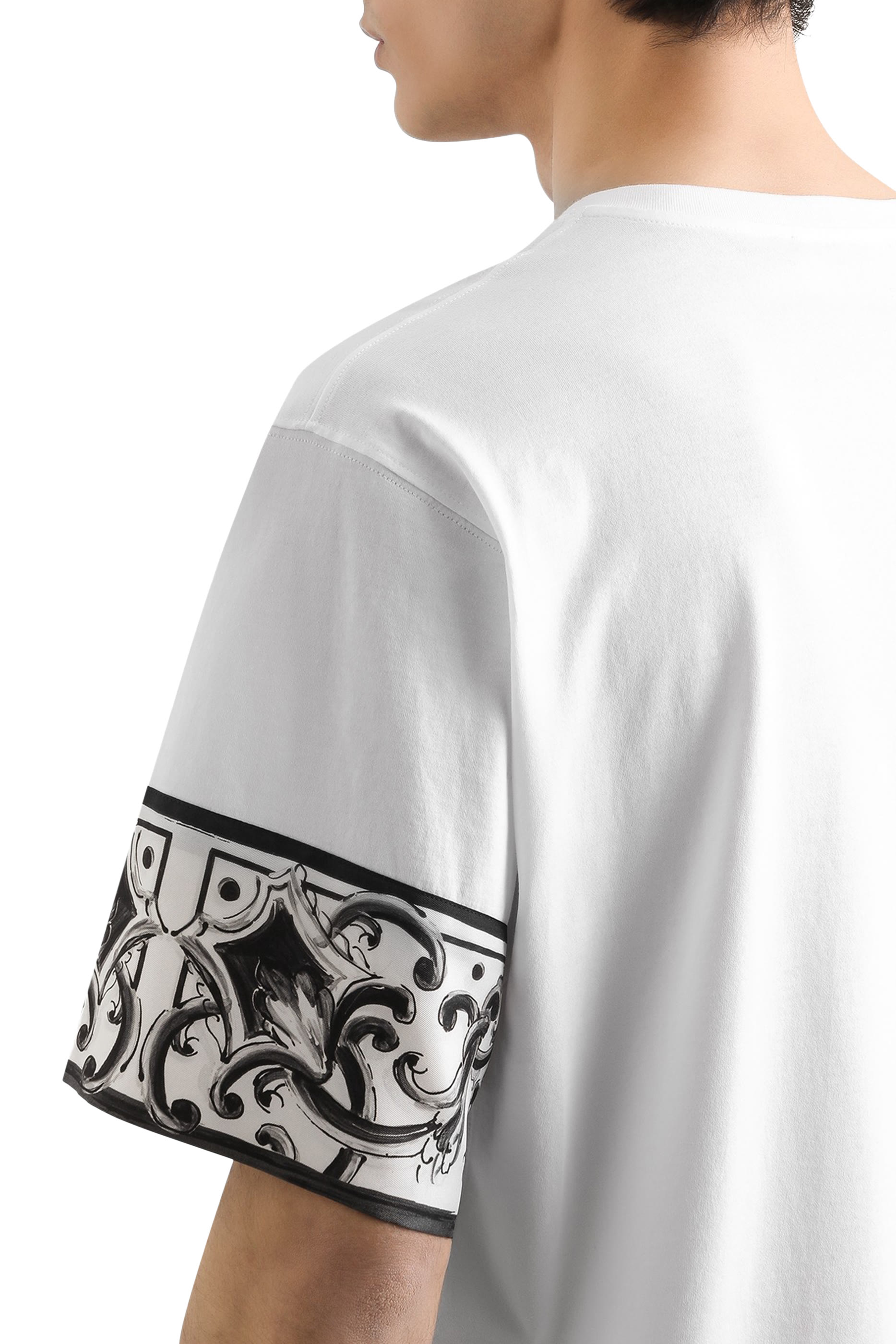 تيشيرت بأكمام قصيرة بطبعة مايولكا