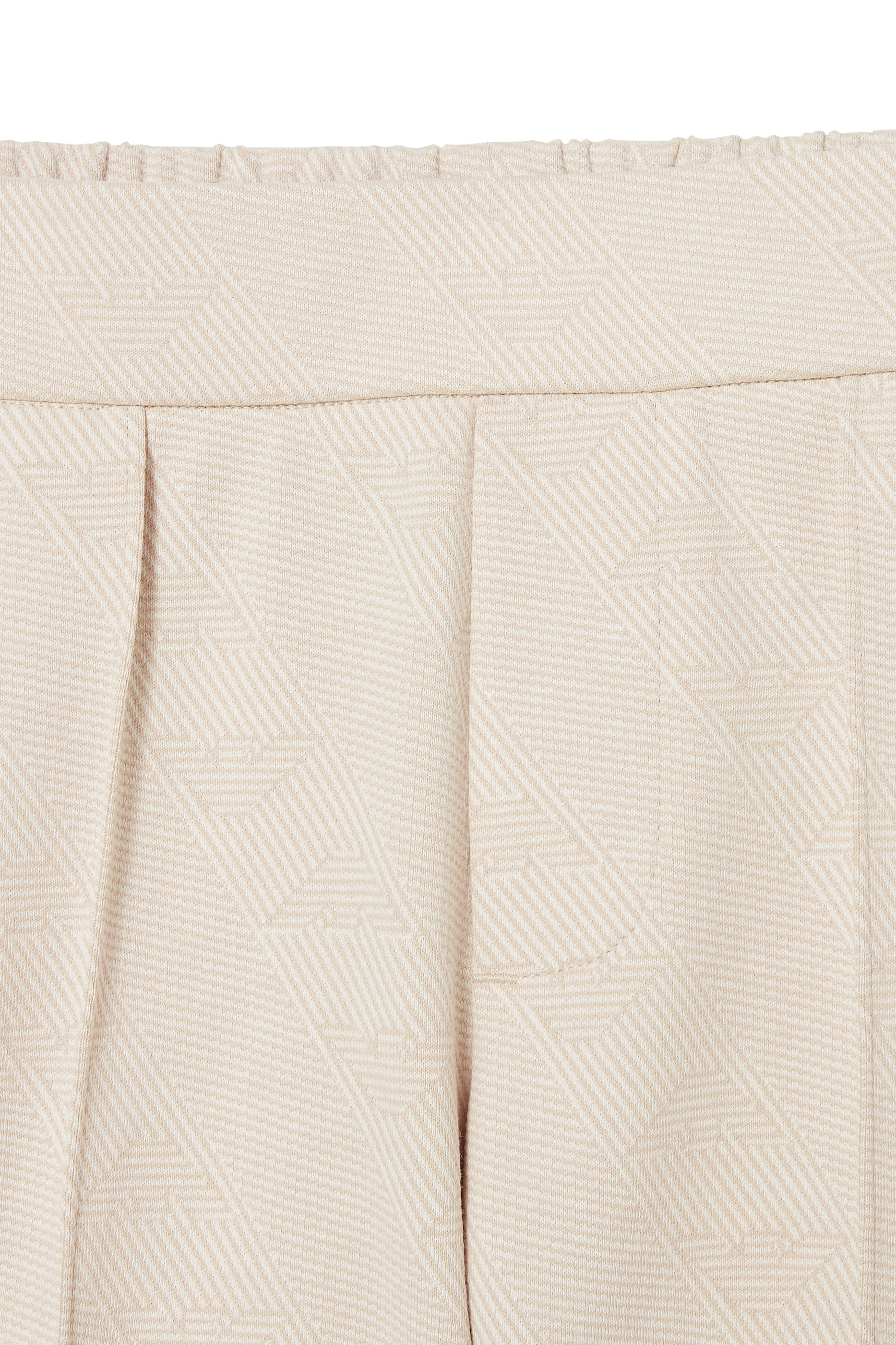 طقم تيشيرت وشورت بشعار الماركة للأطفال 