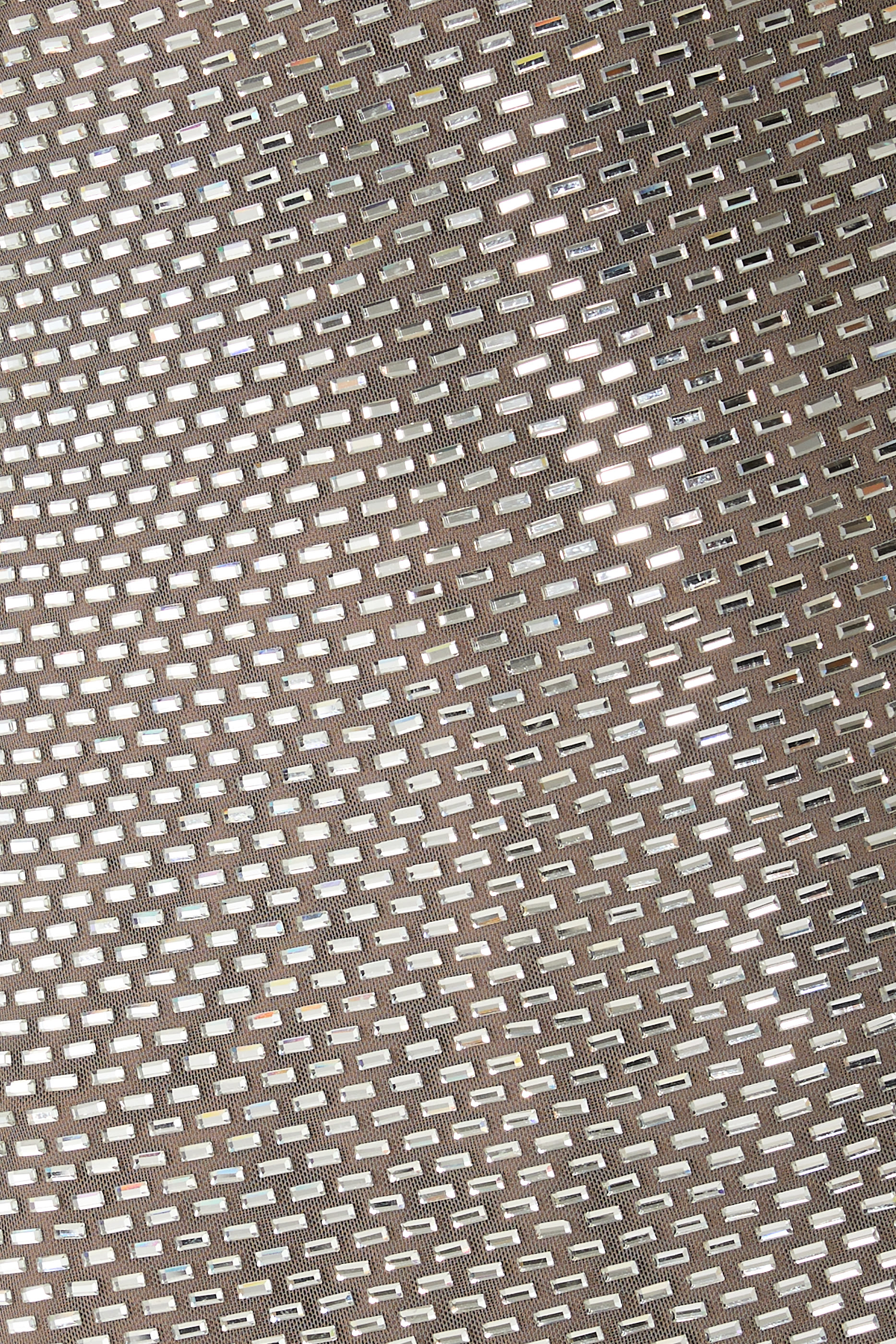 فستان طويل بأكمام طويلة مرصع بأحجار الراين