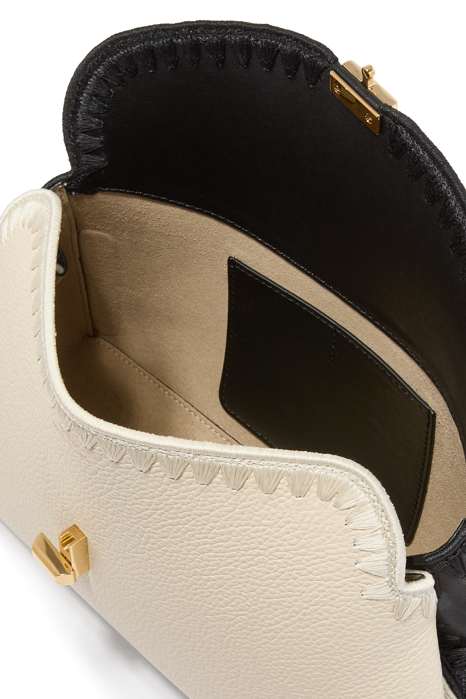 كلاتش بقفل بتصميم حرف T وتطريزات جلد