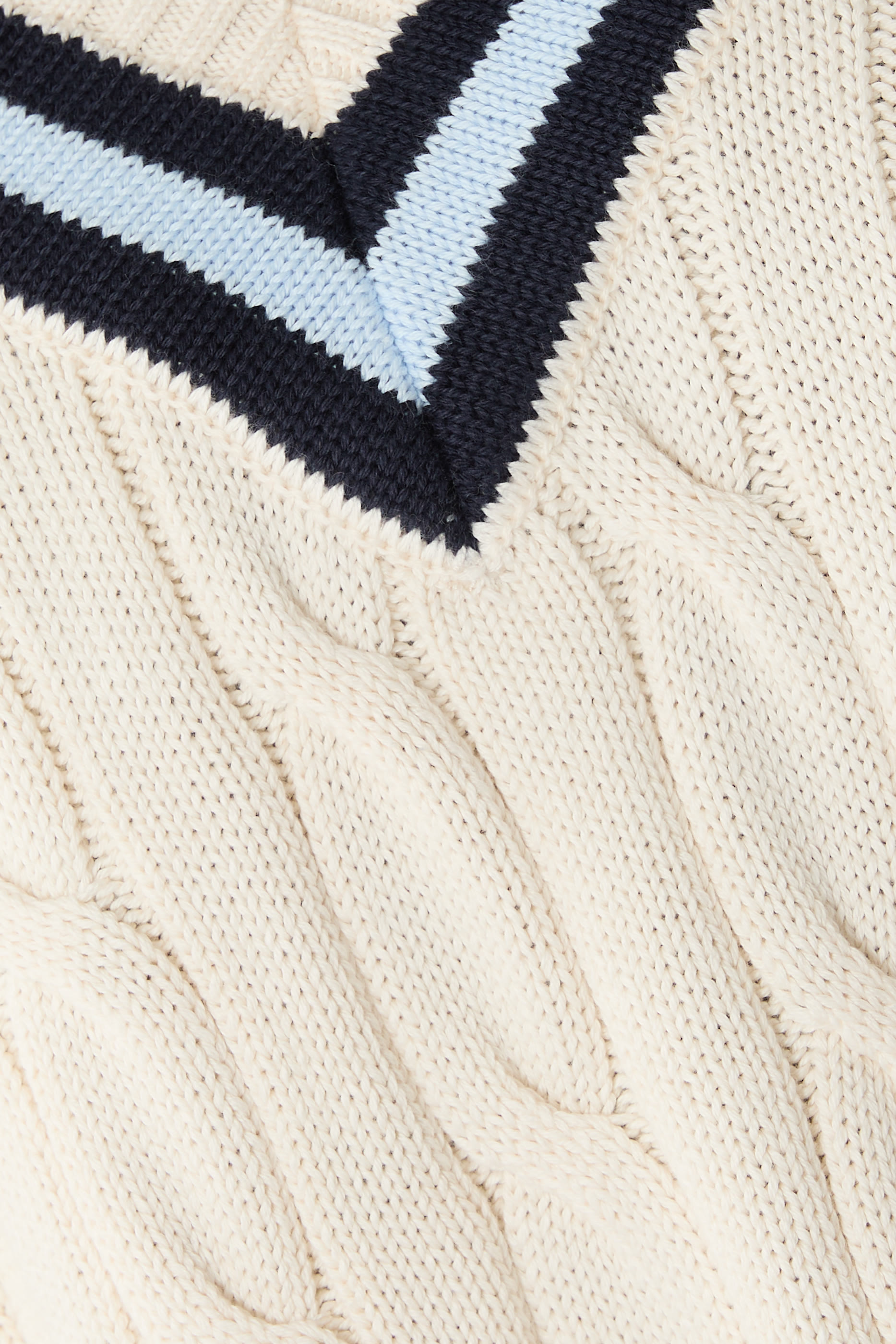 سترة بياقة بتصميم حرف V مزينة بشعار الماركة بغرزة الضفيرة