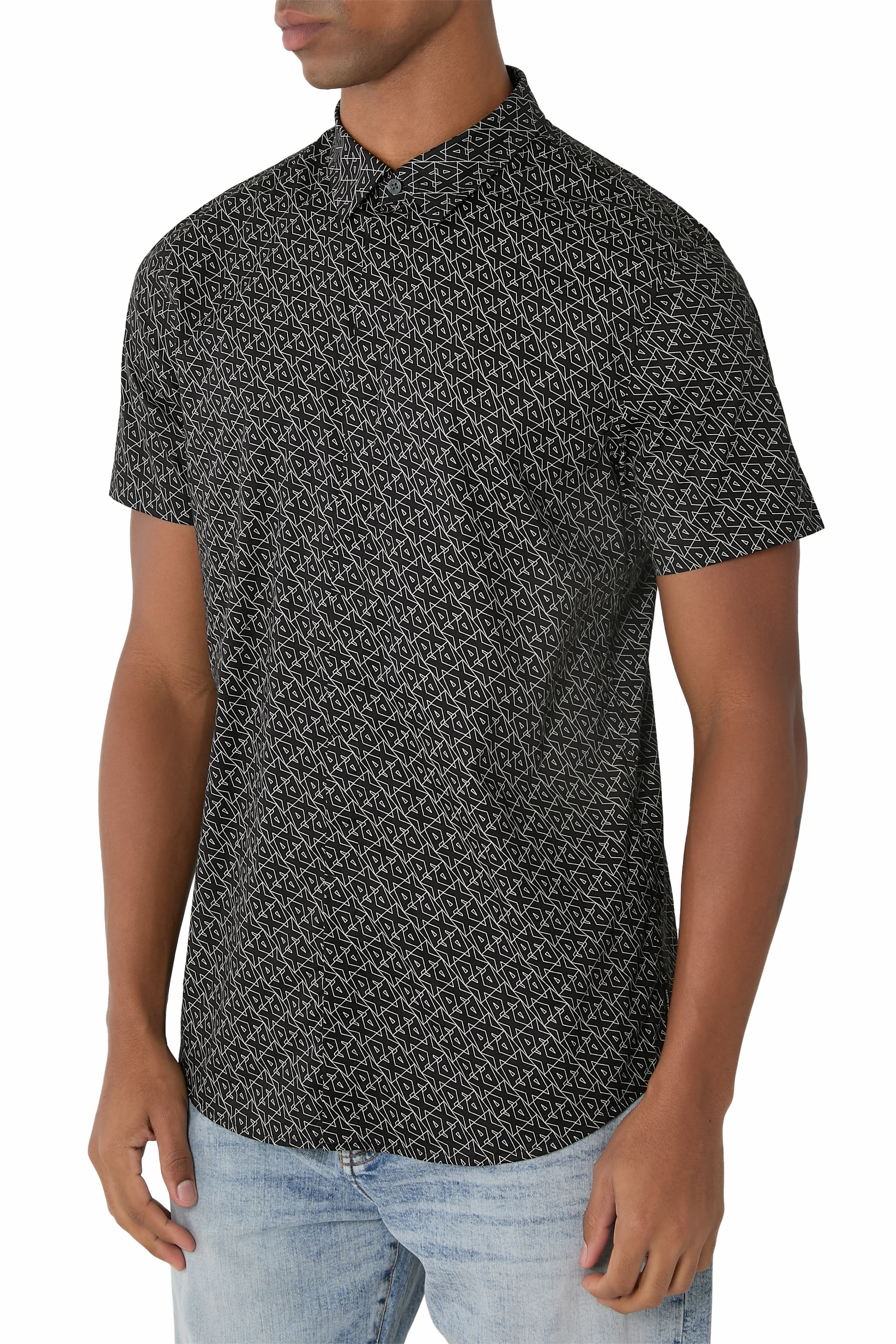 قميص بقصة ضيقة بأكمام قصيرة