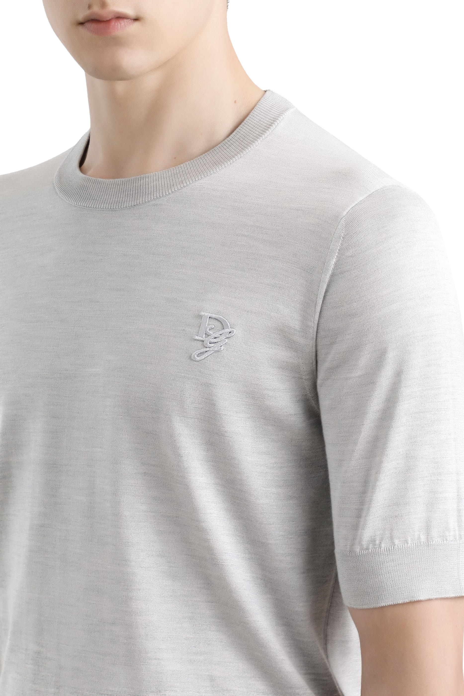 كنزة بياقة مستديرة وشعار الماركة المطرز حرير