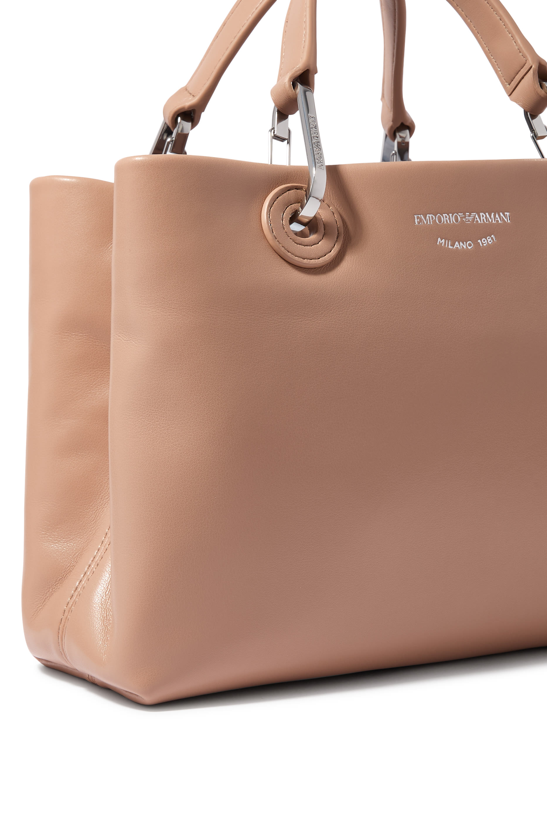 حقيبة يد بشعار الماركة