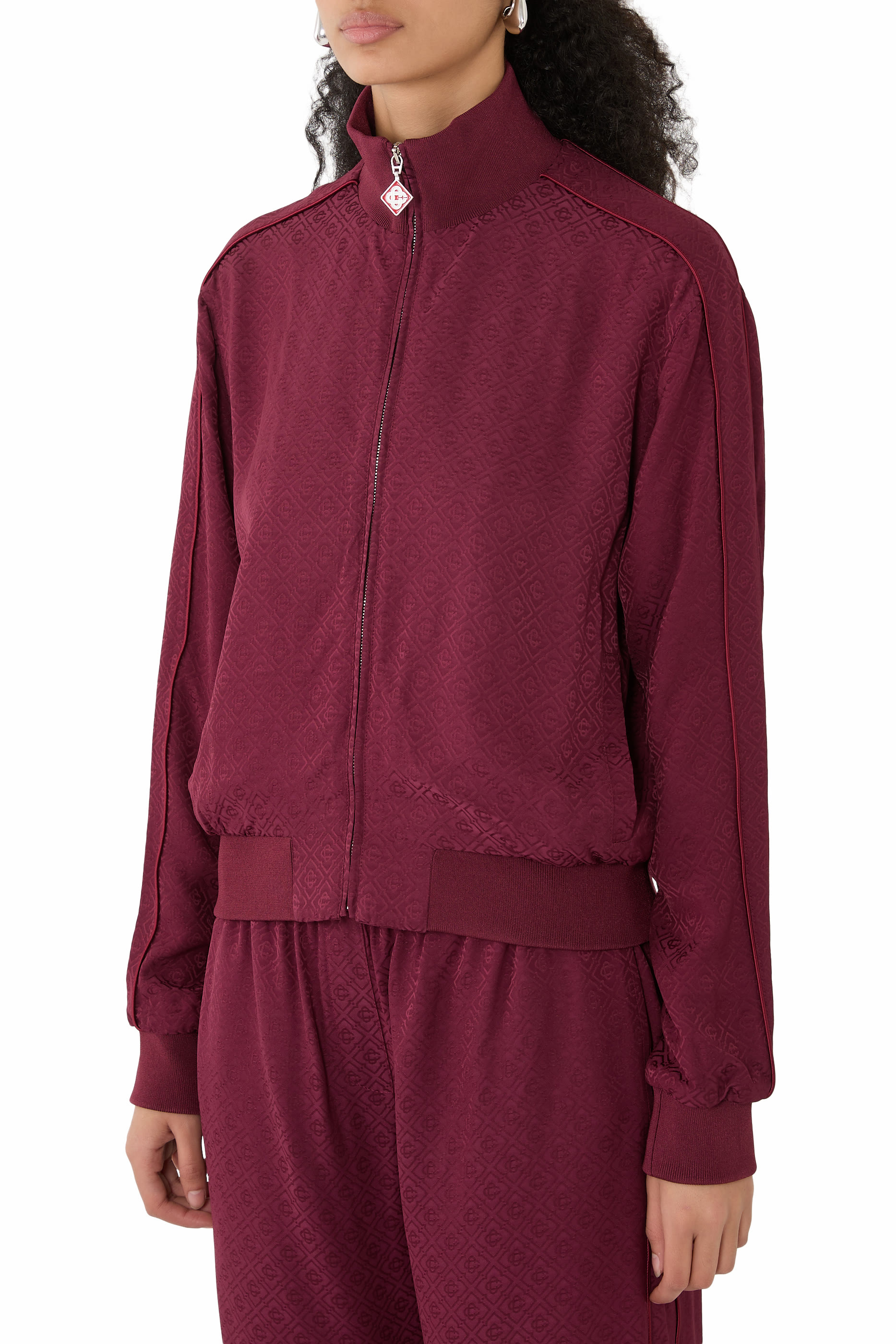 جاكيت رياضي بشعار الماركة