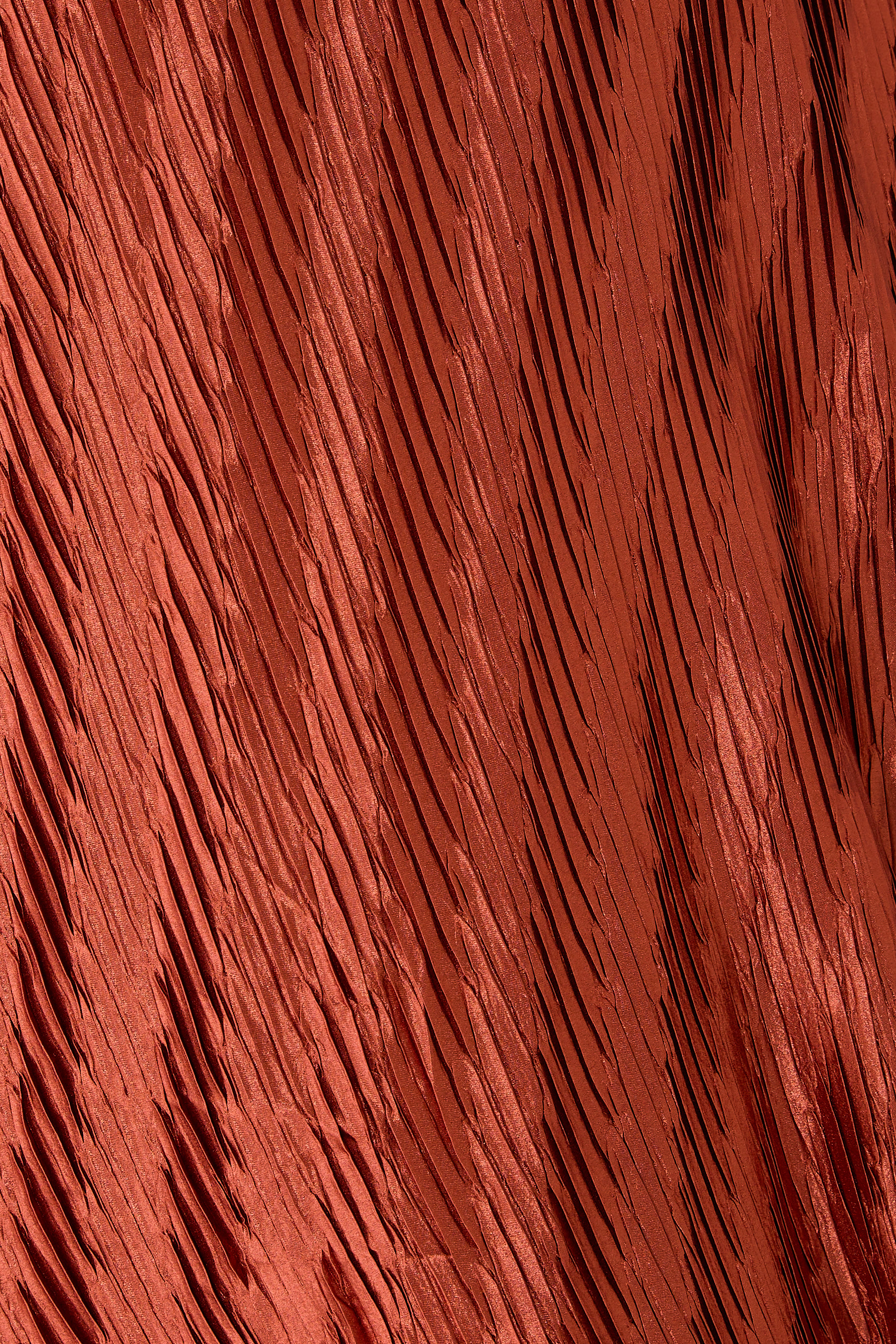 فستان بطيات ونقشة خطوط متعرجة