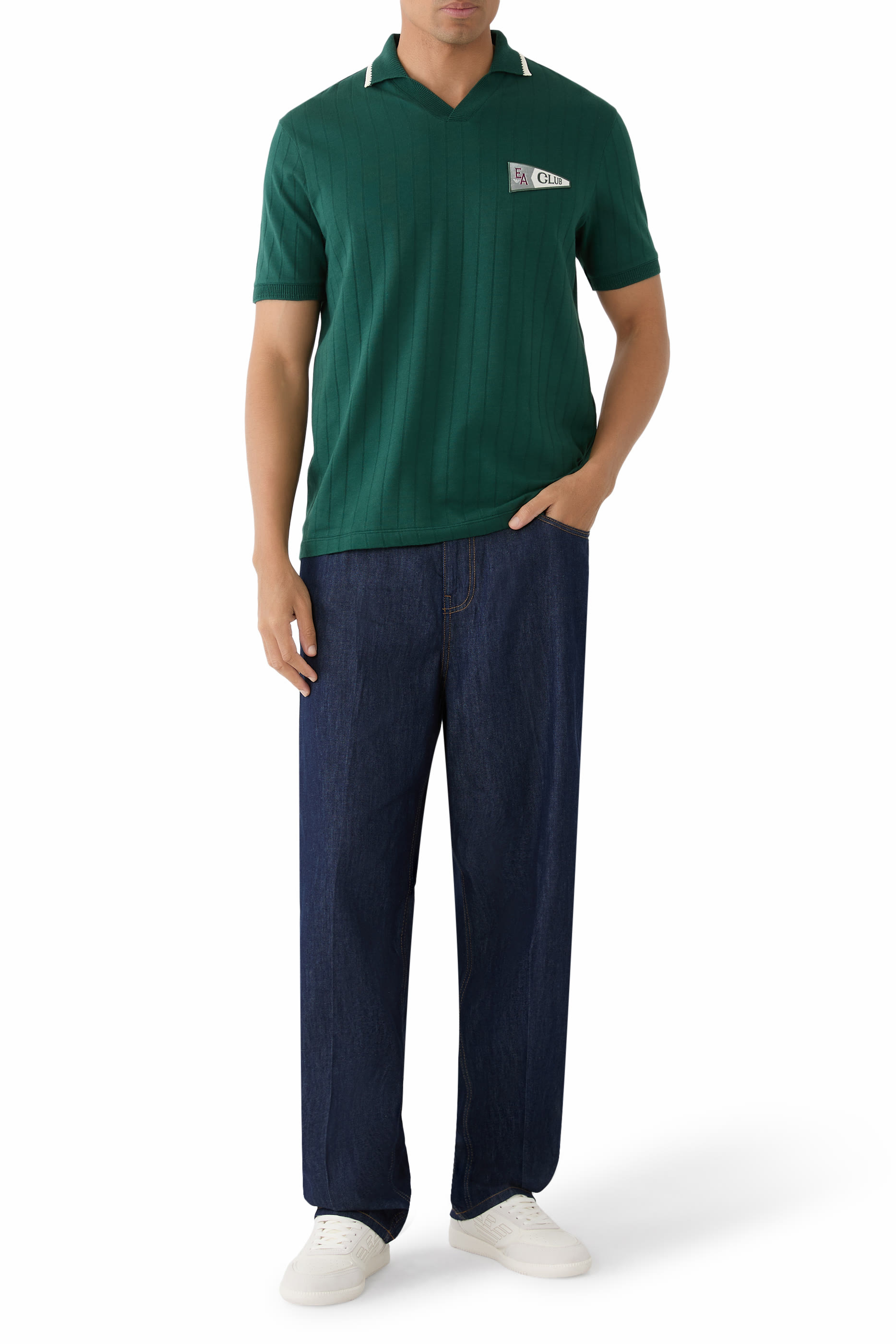 قميص بولو مضلع بياقة مفتوحة ورقعة شعار الماركة