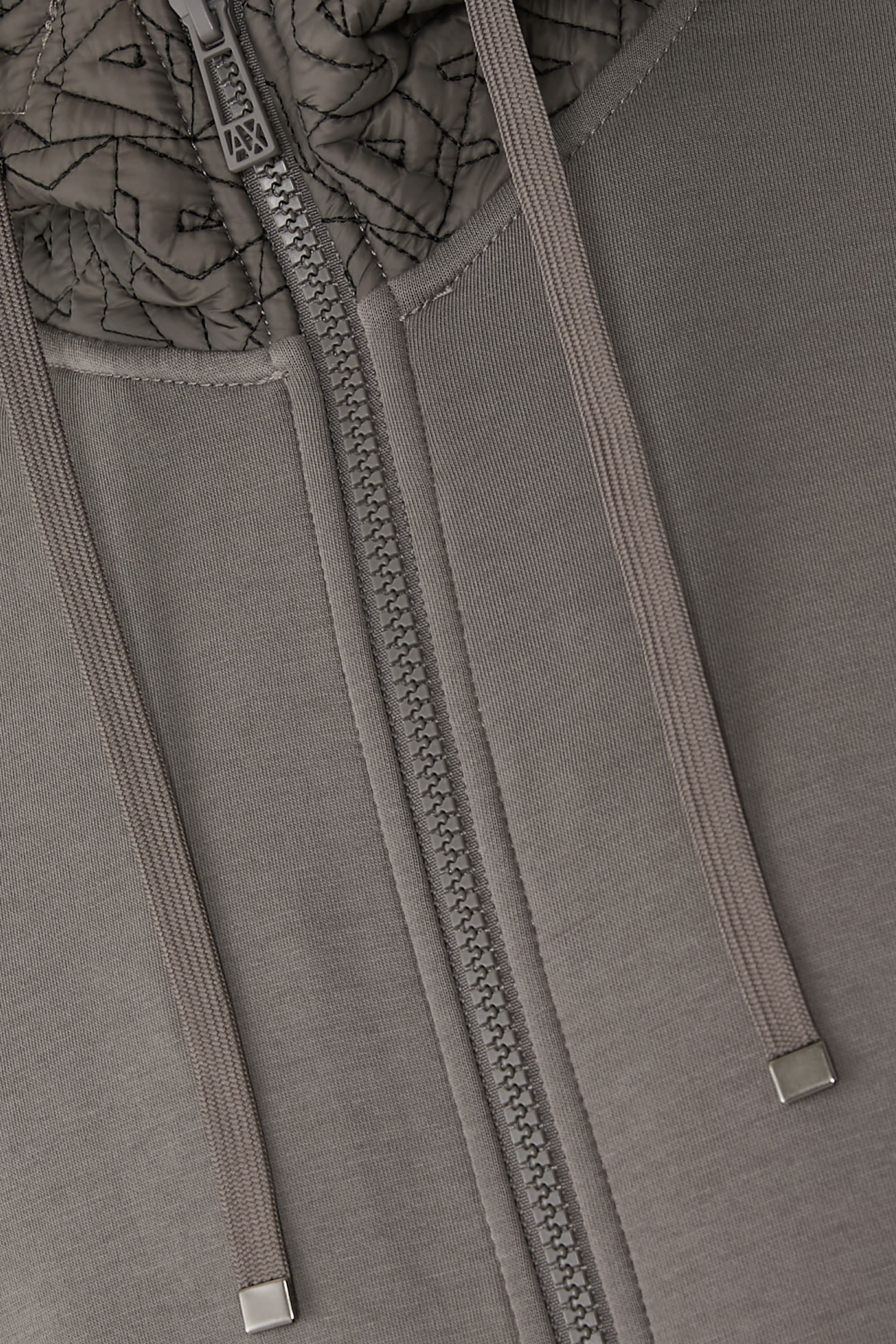 سويت شيرت بسحاب وغطاء للرأس مزين بشعار الماركة